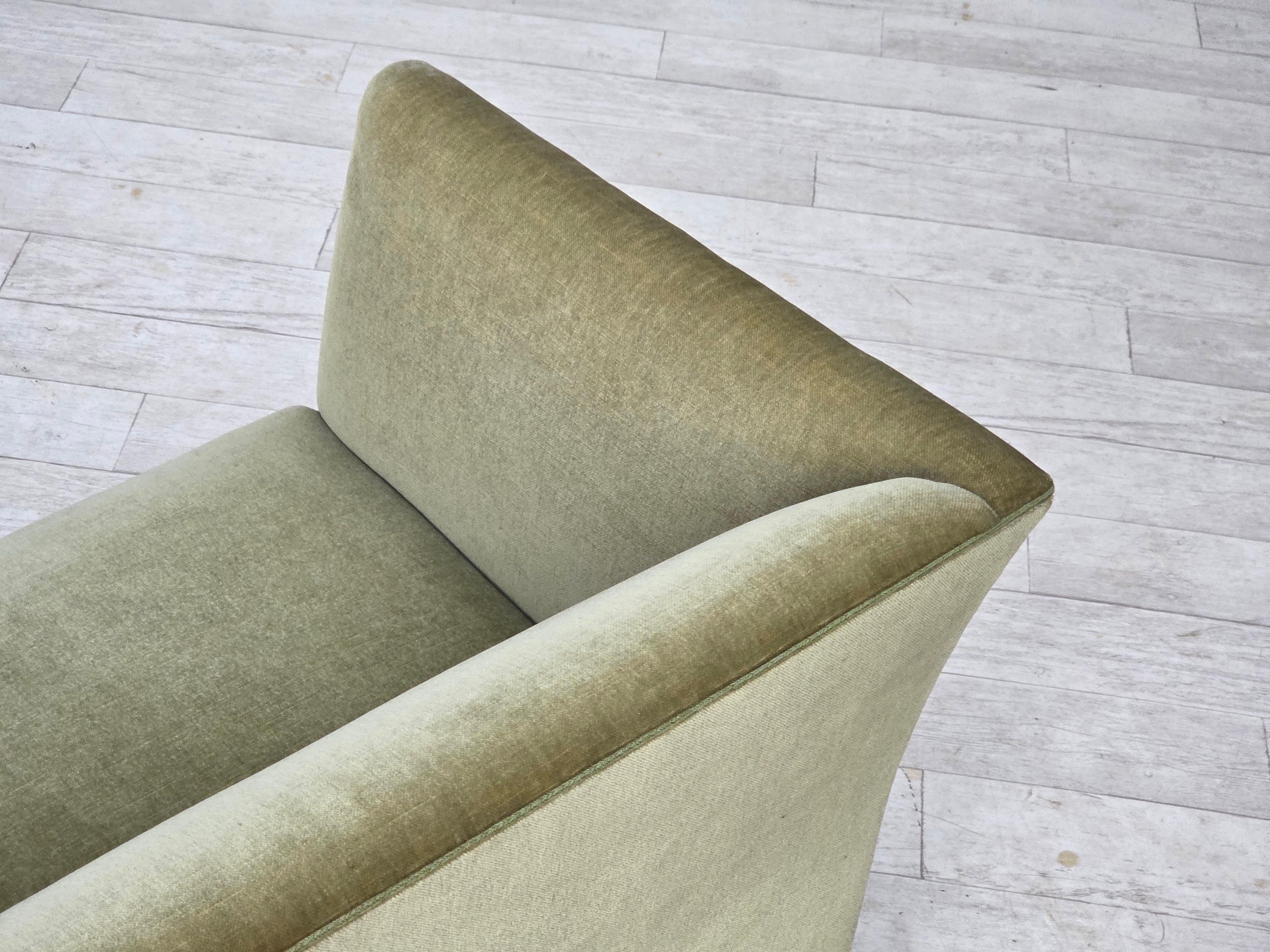 1970s, Danish 2-seater sofa, furniture velour, beech wood legs. en vente 3