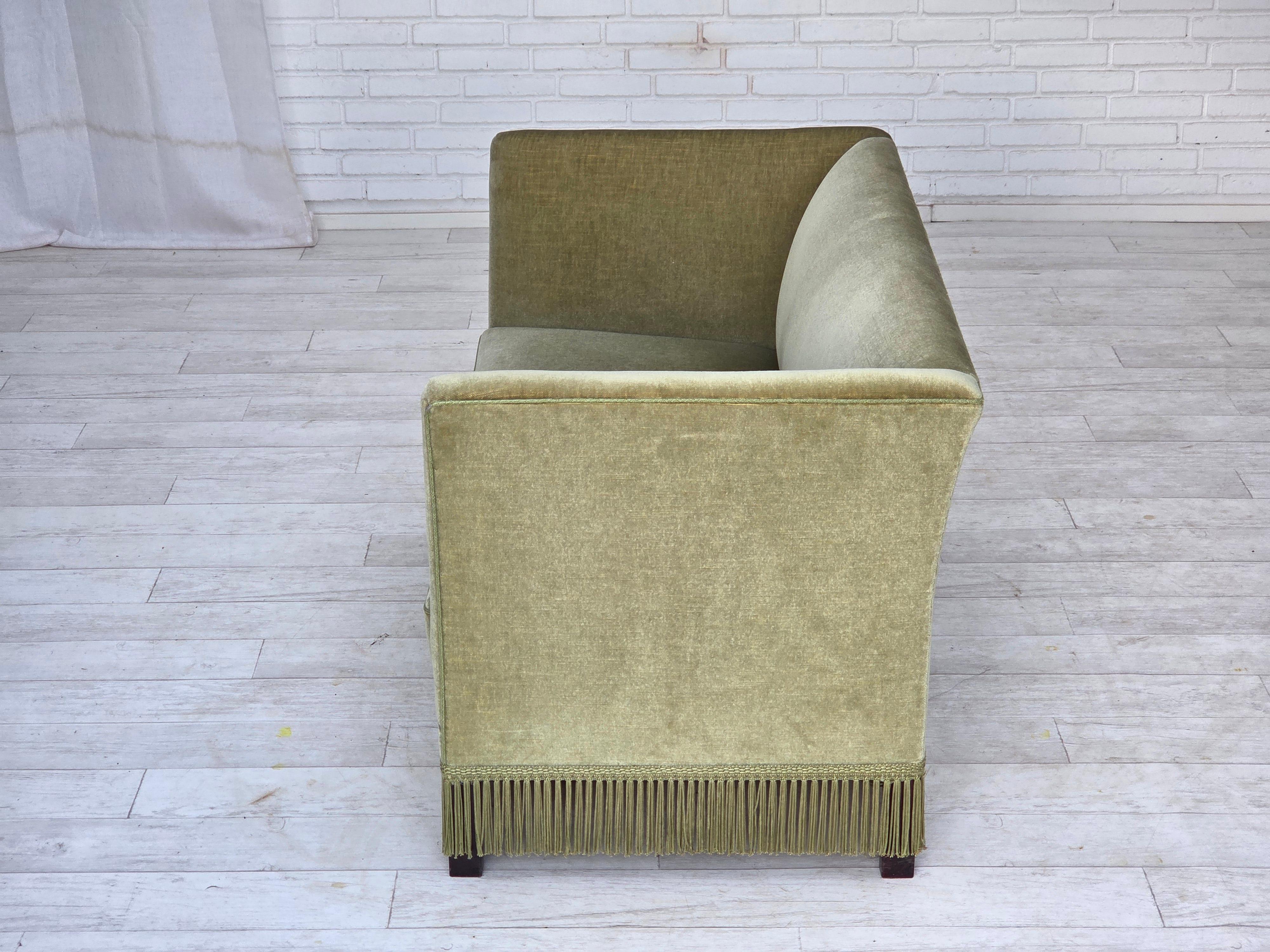 1970s, Danish 2-seater sofa, furniture velour, beech wood legs. en vente 4