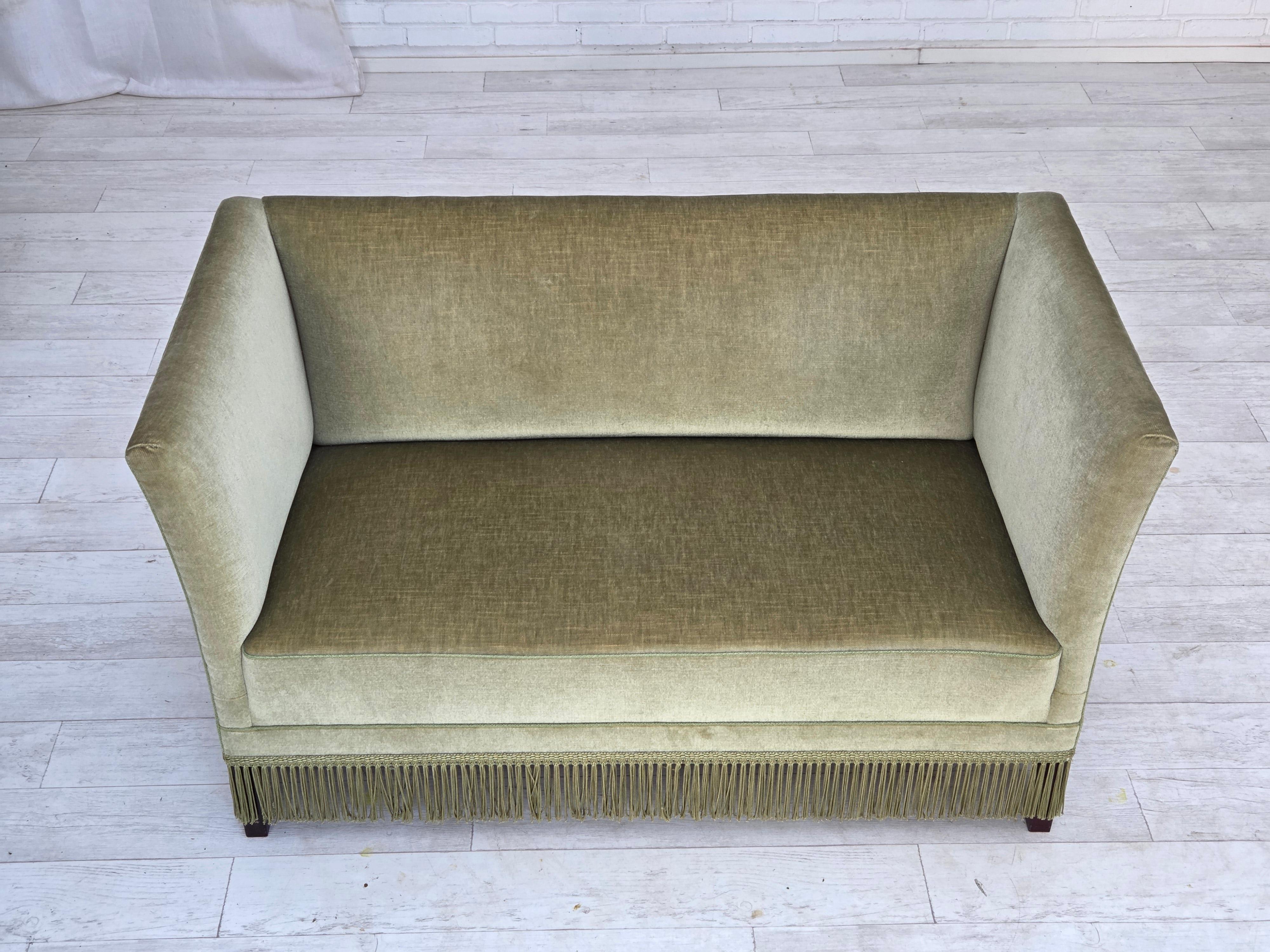 Danois 1970s, Danish 2-seater sofa, furniture velour, beech wood legs. en vente