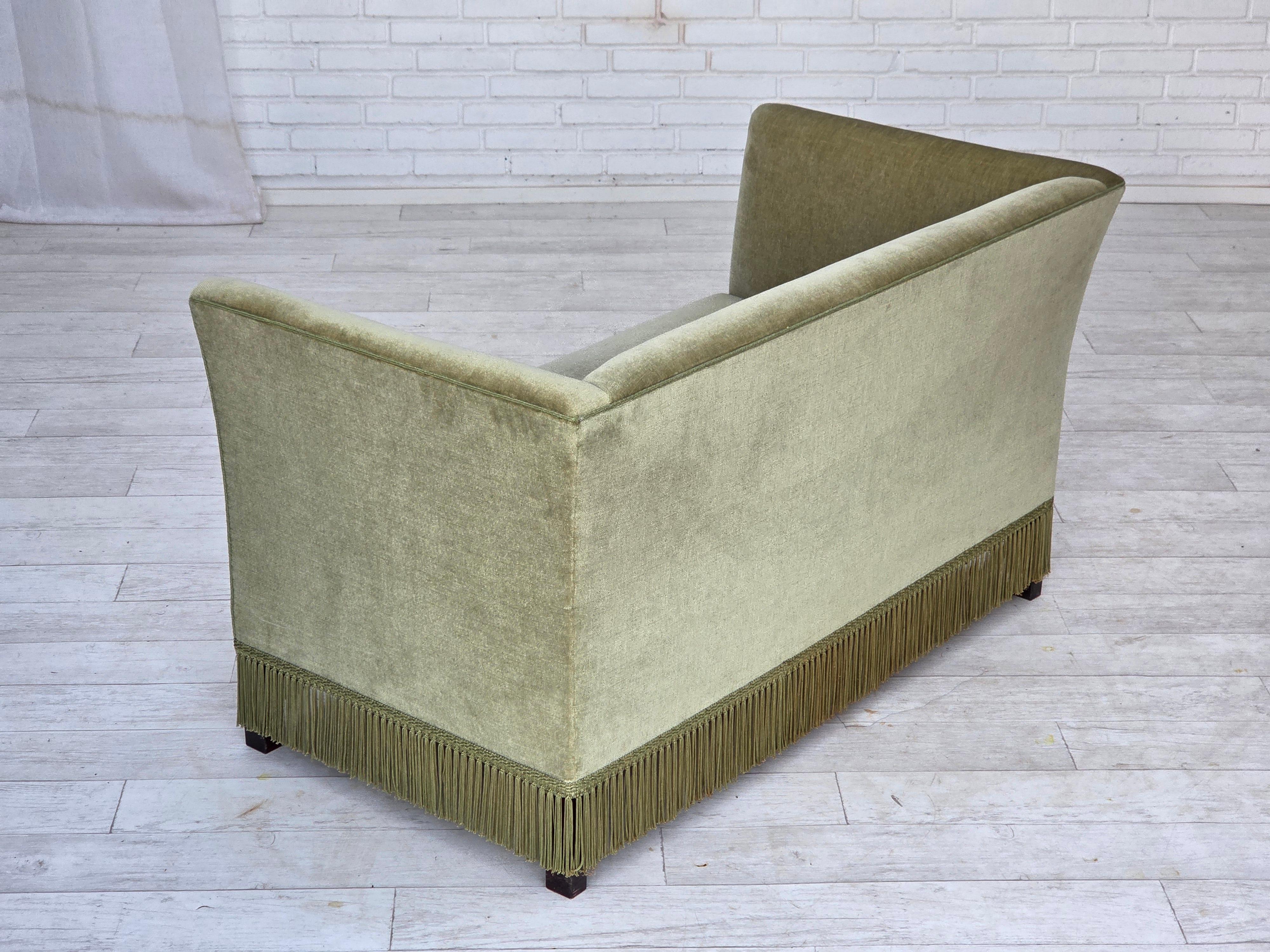 1970s, Danish 2-seater sofa, furniture velour, beech wood legs. en vente 2