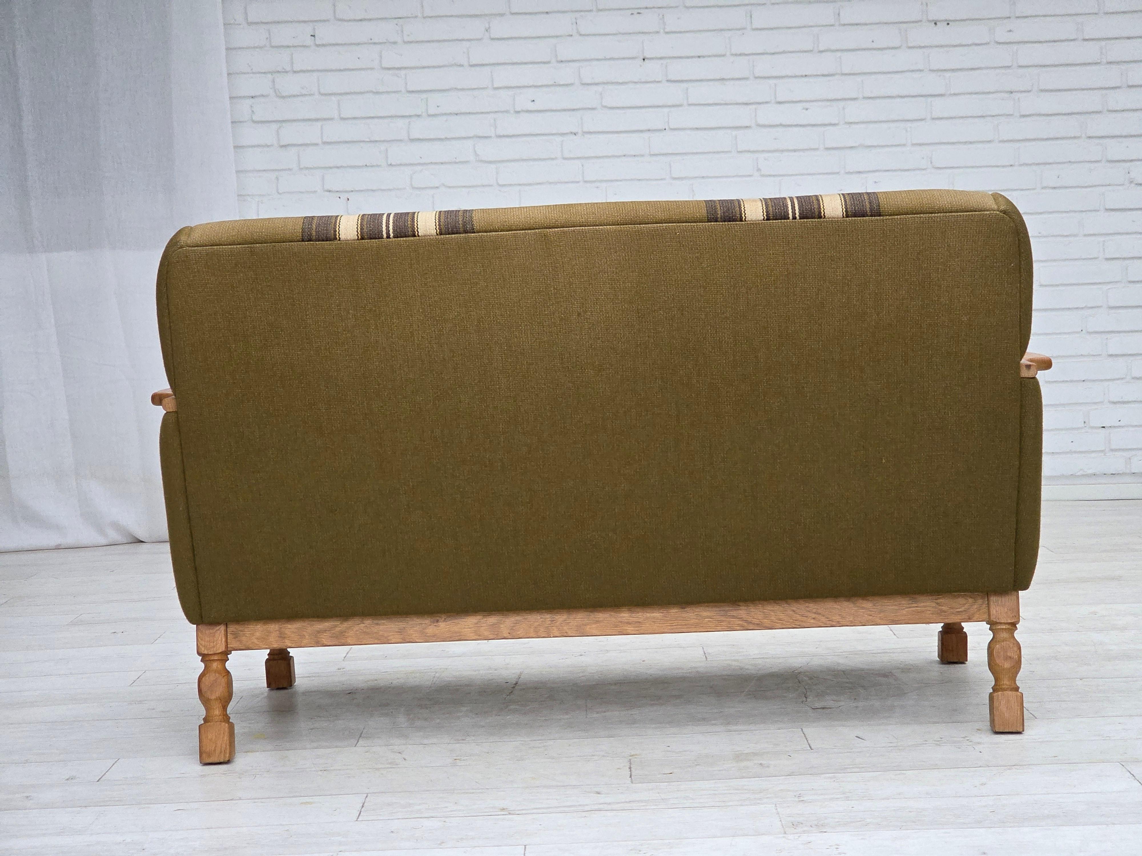 1970er, Dänisches 2-Sitzer Sofa, grüne Möbelwolle, Eichenholz. im Angebot 4