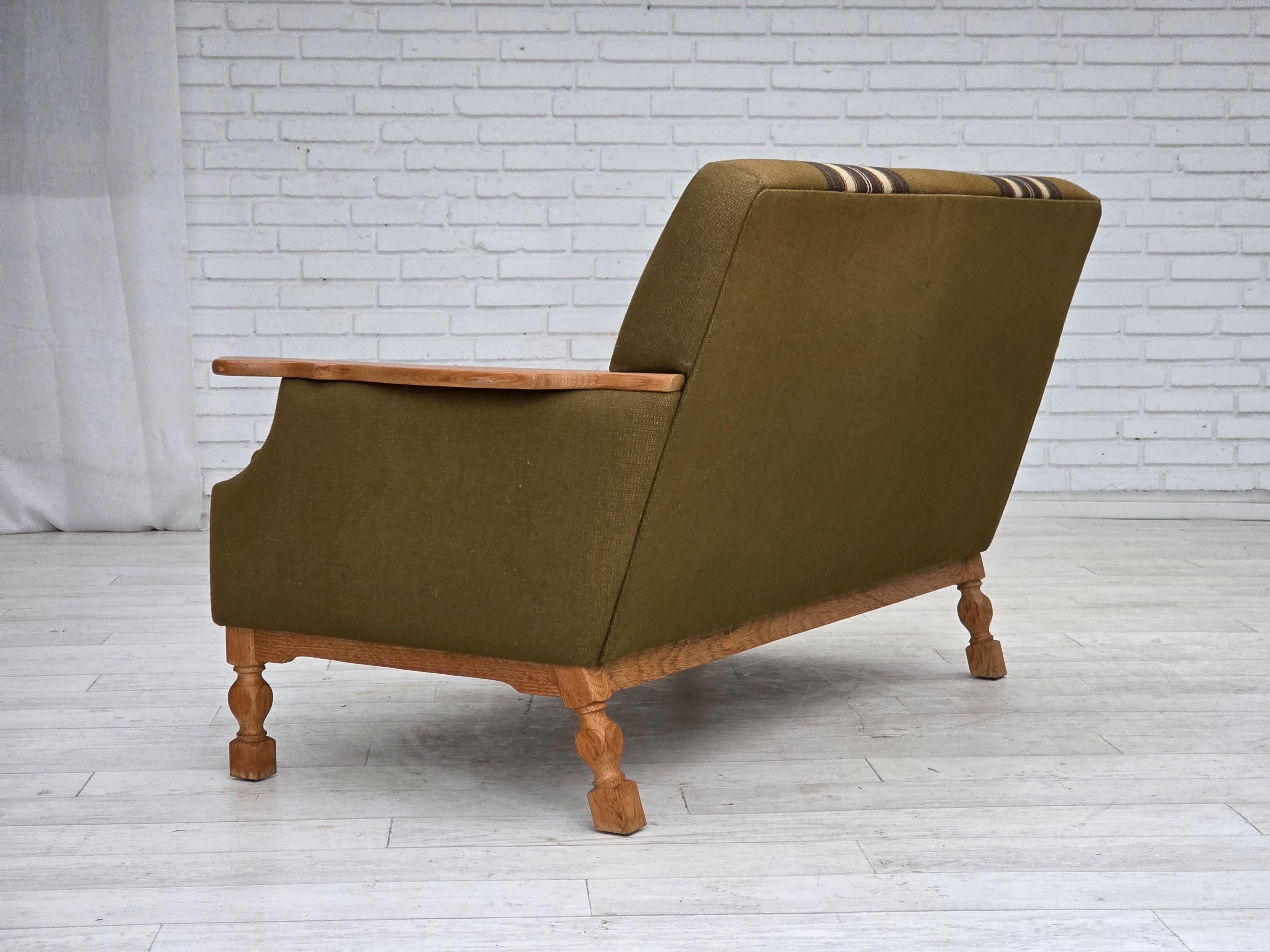 1970er, Dänisches 2-Sitzer Sofa, grüne Möbelwolle, Eichenholz. im Angebot 5