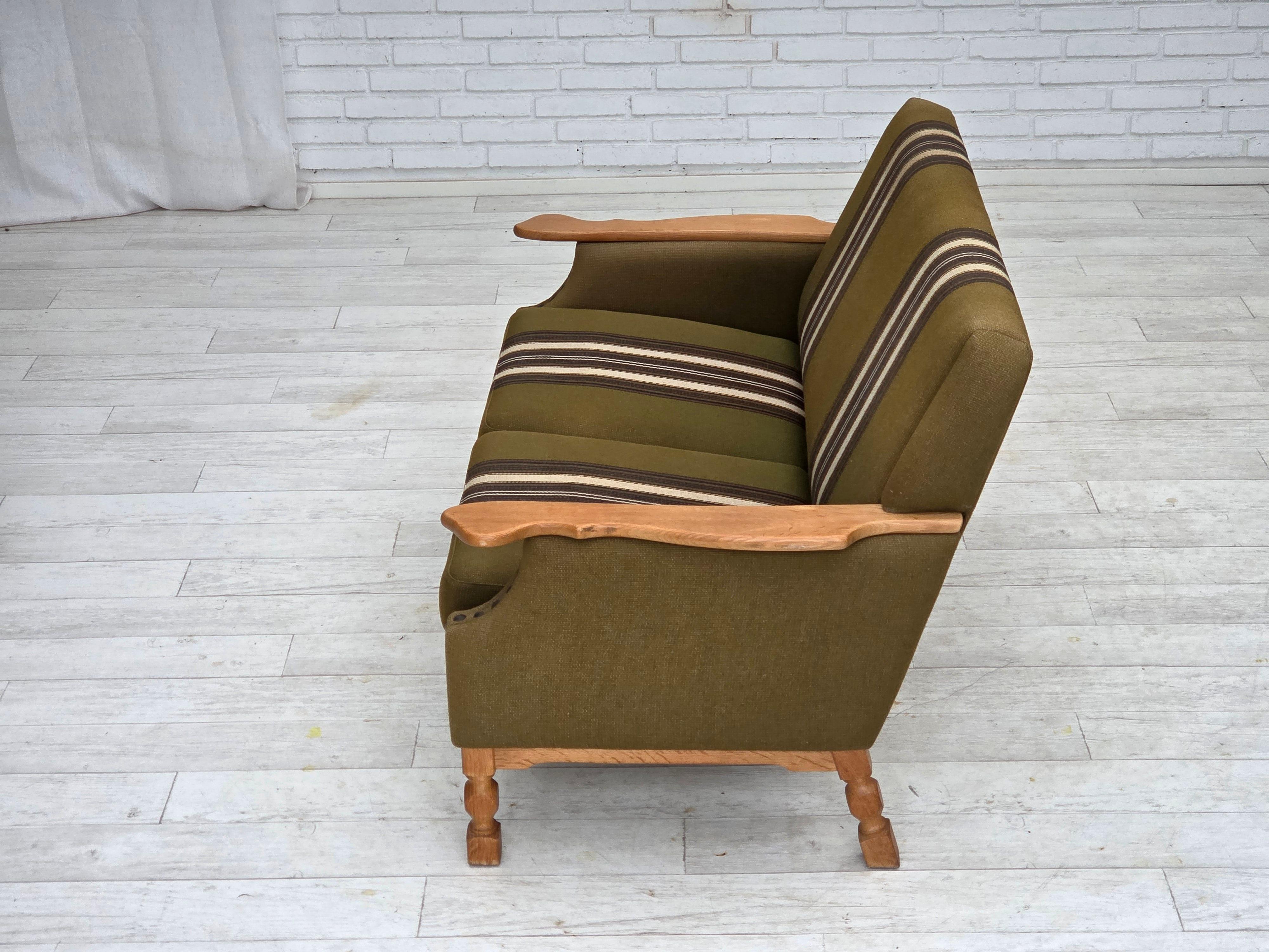 1970er, Dänisches 2-Sitzer Sofa, grüne Möbelwolle, Eichenholz. im Angebot 6