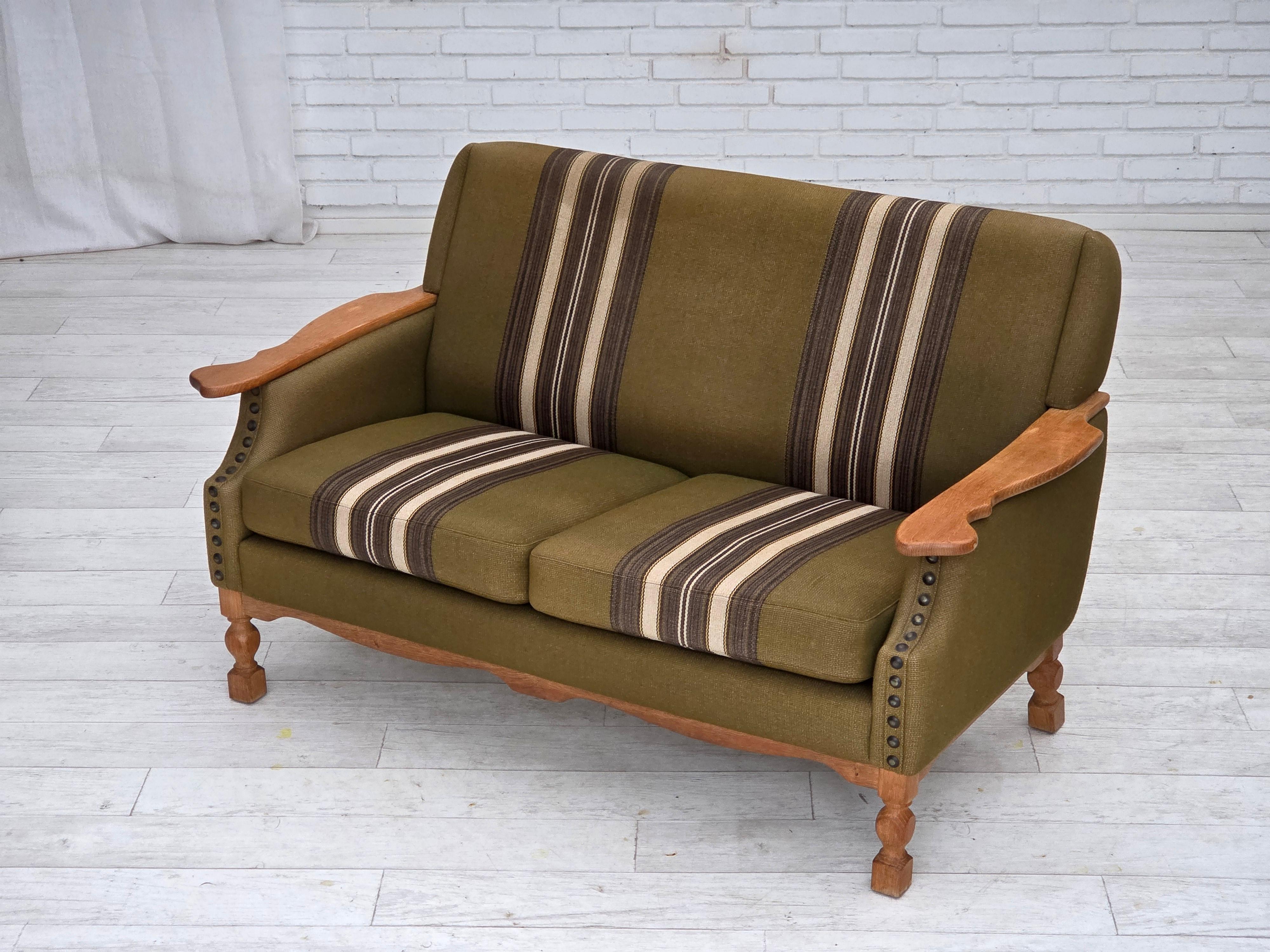 1970er, Dänisches 2-Sitzer Sofa, grüne Möbelwolle, Eichenholz. im Angebot 7