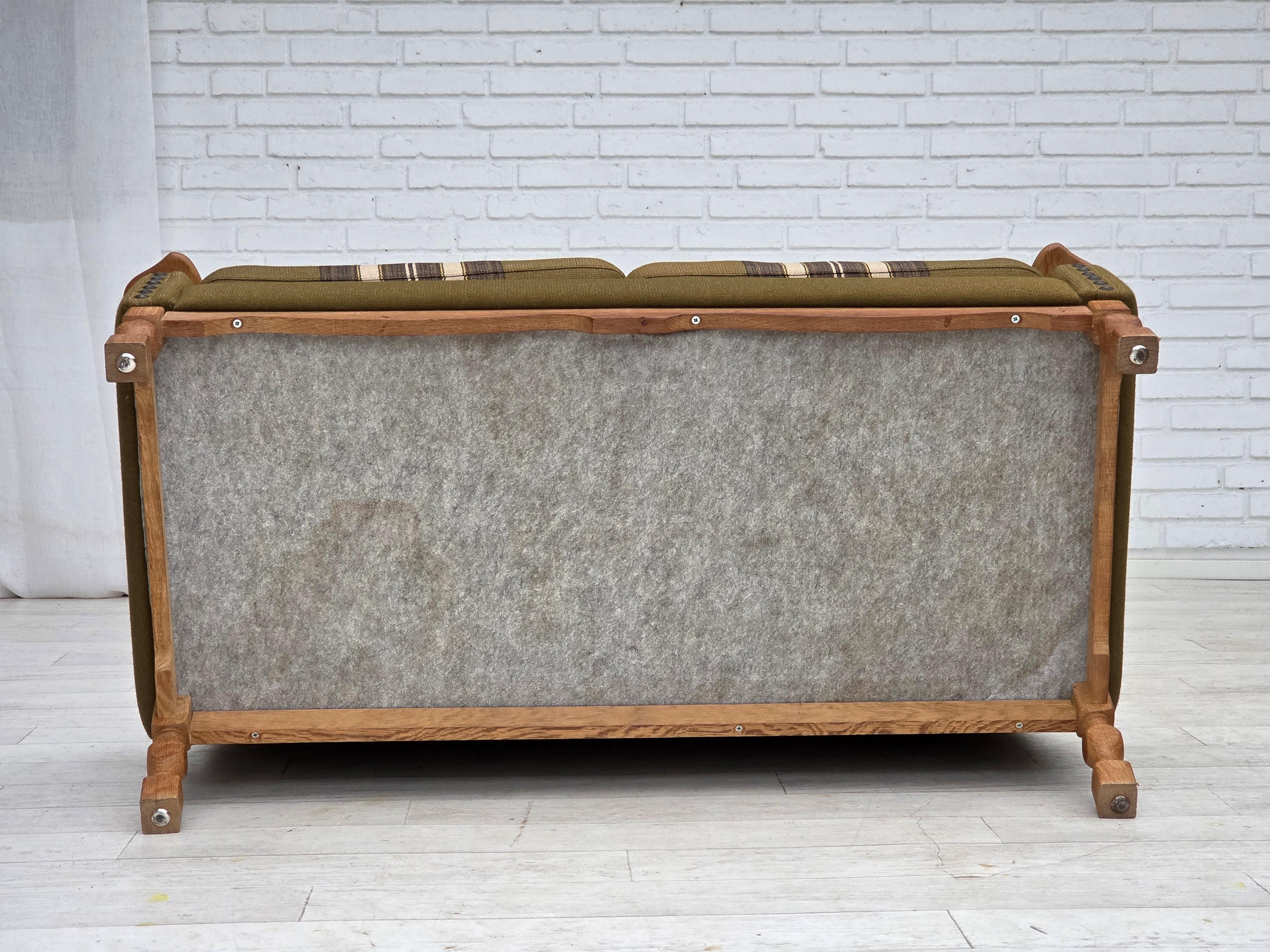 1970er, Dänisches 2-Sitzer Sofa, grüne Möbelwolle, Eichenholz. im Angebot 8