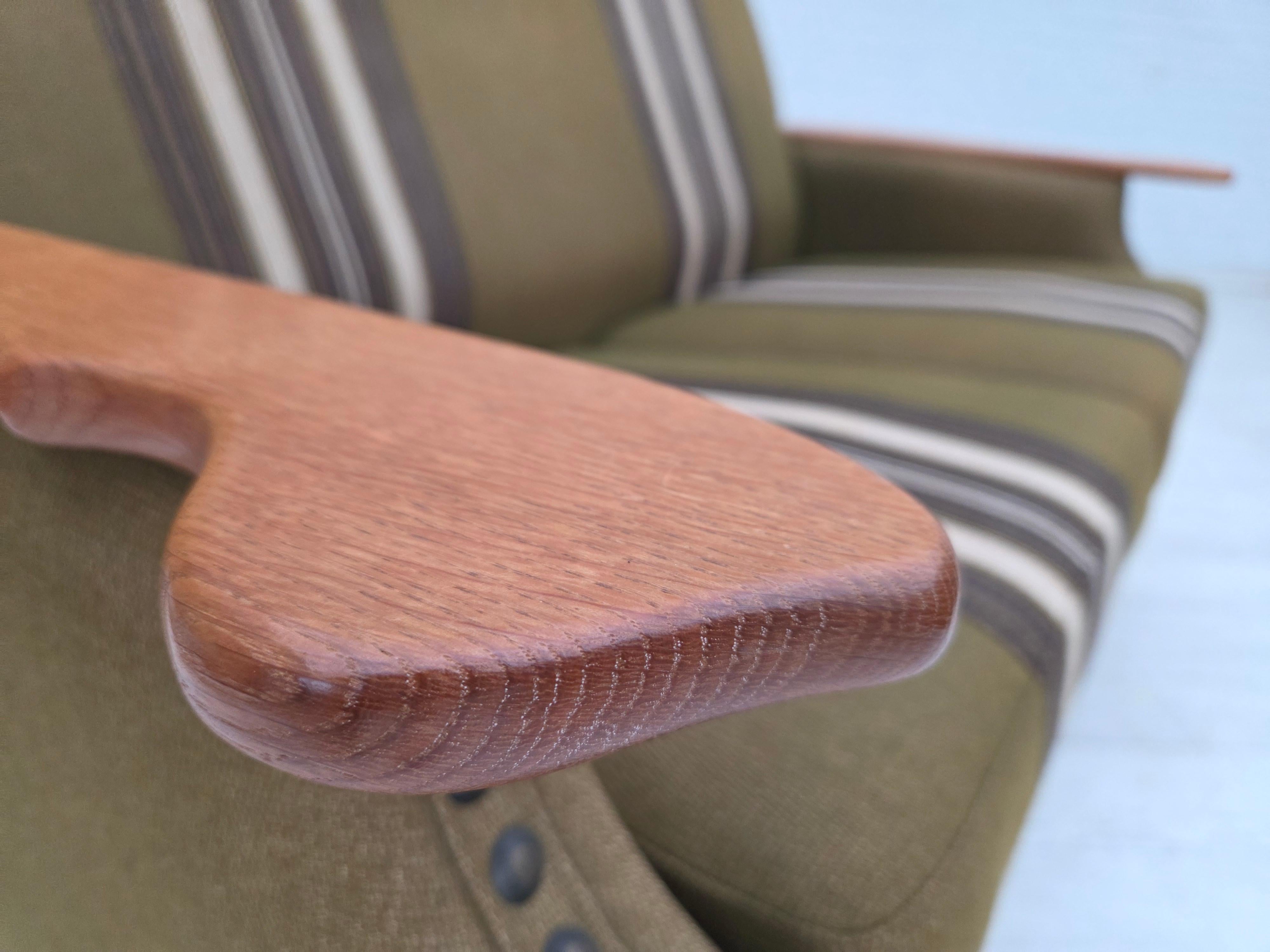 1970er, Dänisches 2-Sitzer Sofa, grüne Möbelwolle, Eichenholz. im Angebot 13