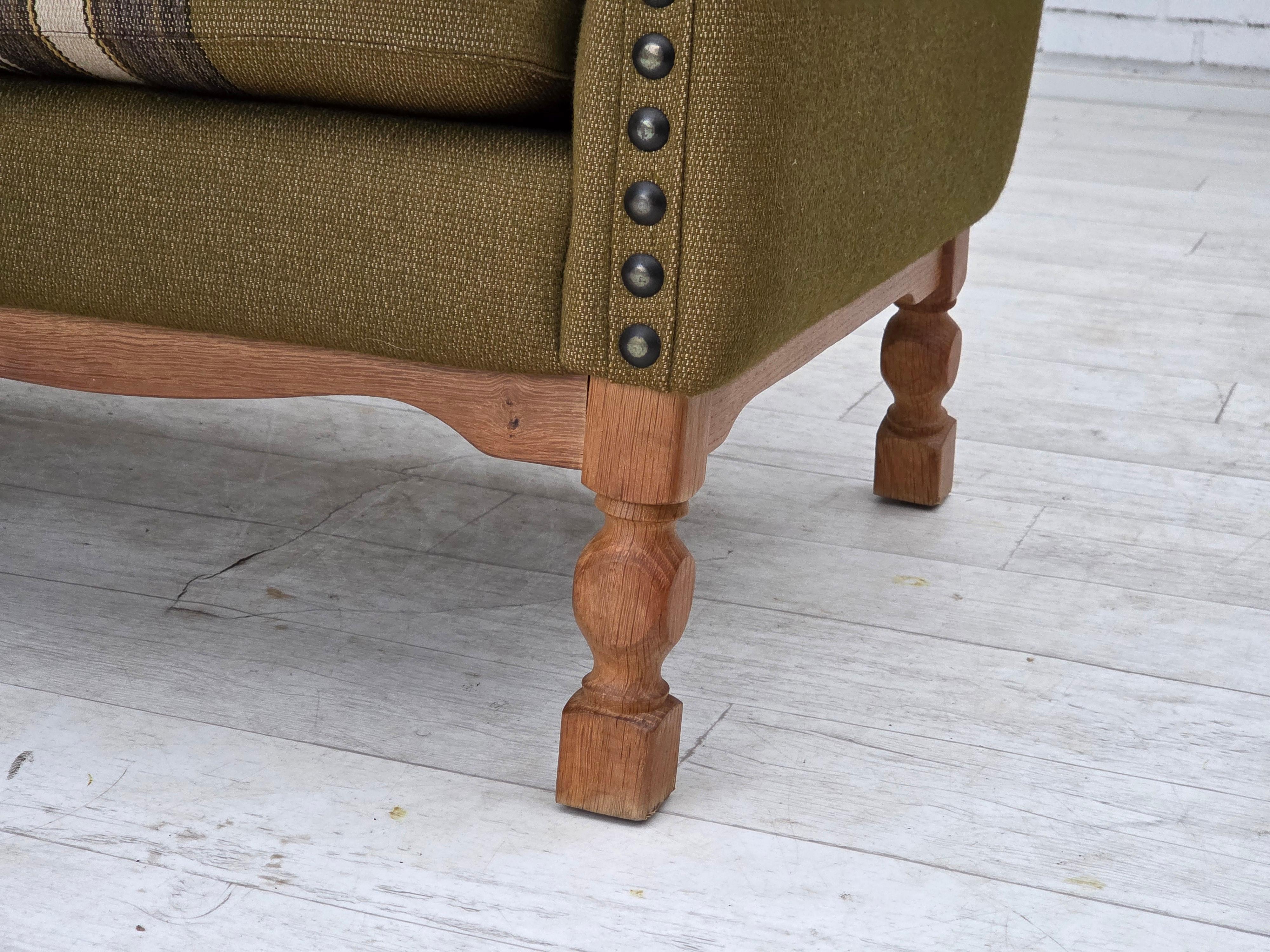 1970er, Dänisches 2-Sitzer Sofa, grüne Möbelwolle, Eichenholz. (Skandinavische Moderne) im Angebot