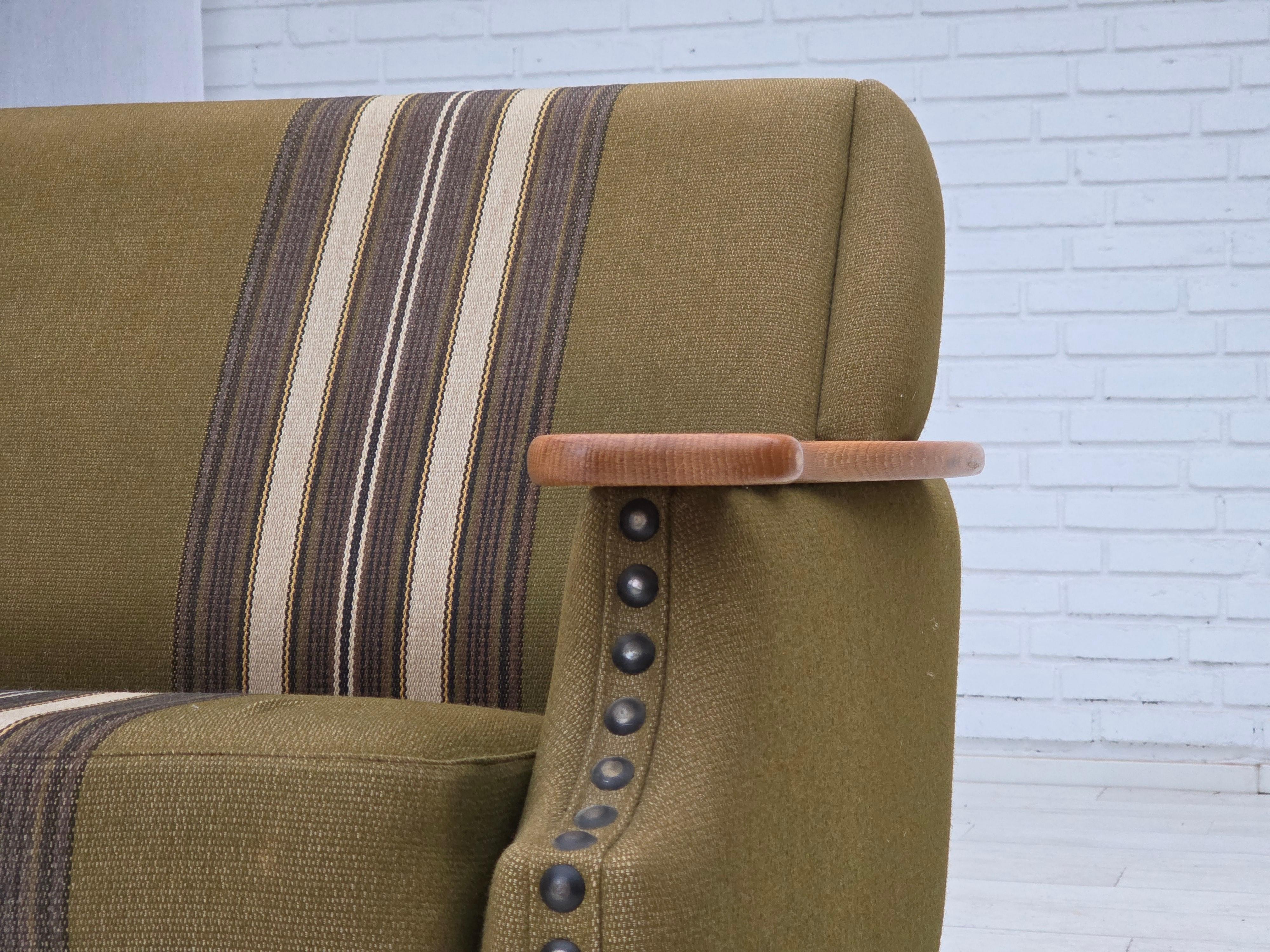 1970er, Dänisches 2-Sitzer Sofa, grüne Möbelwolle, Eichenholz. im Zustand „Gut“ im Angebot in Tarm, 82