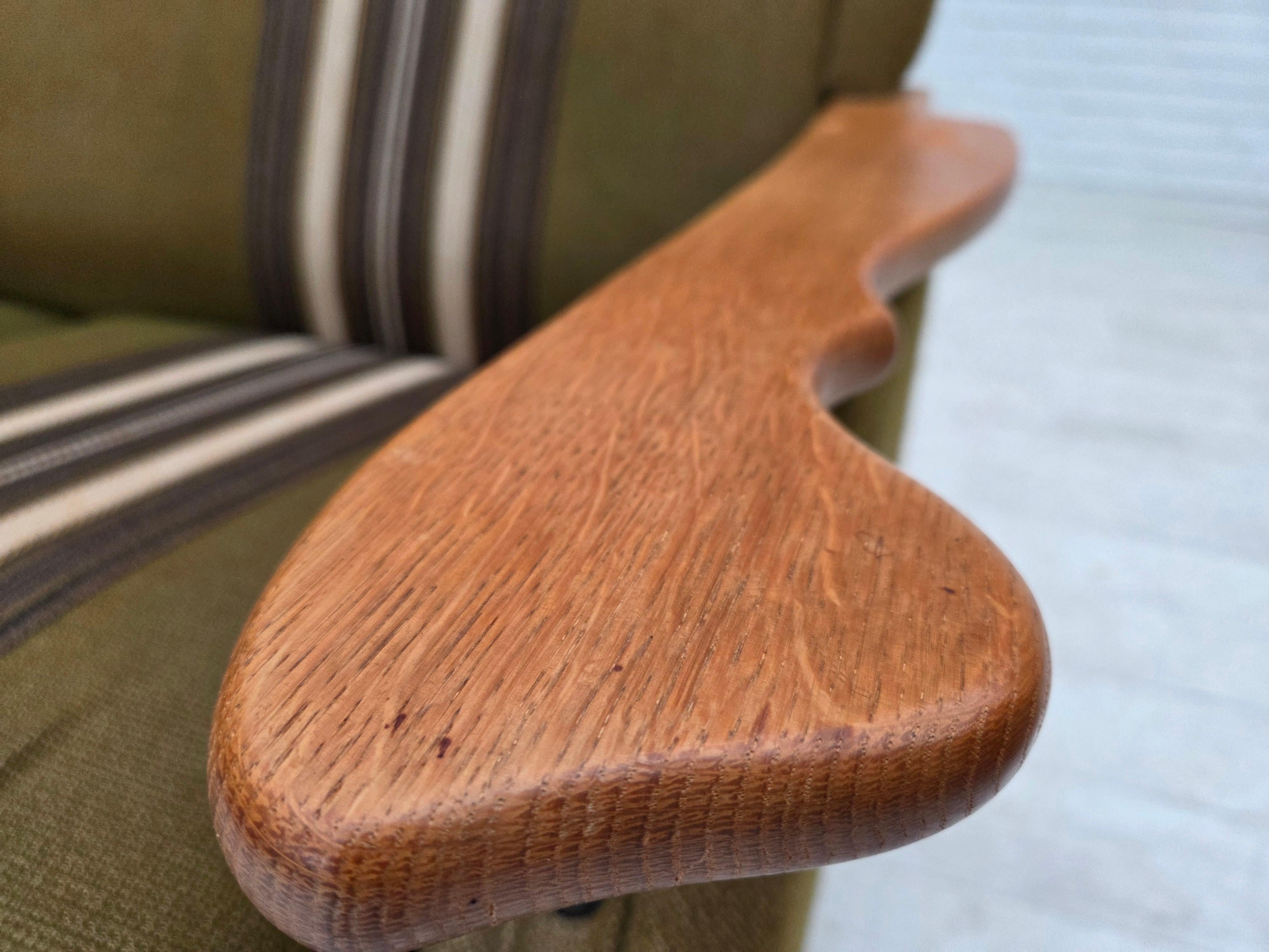 1970er, Dänisches 2-Sitzer Sofa, grüne Möbelwolle, Eichenholz. (Ende des 20. Jahrhunderts) im Angebot