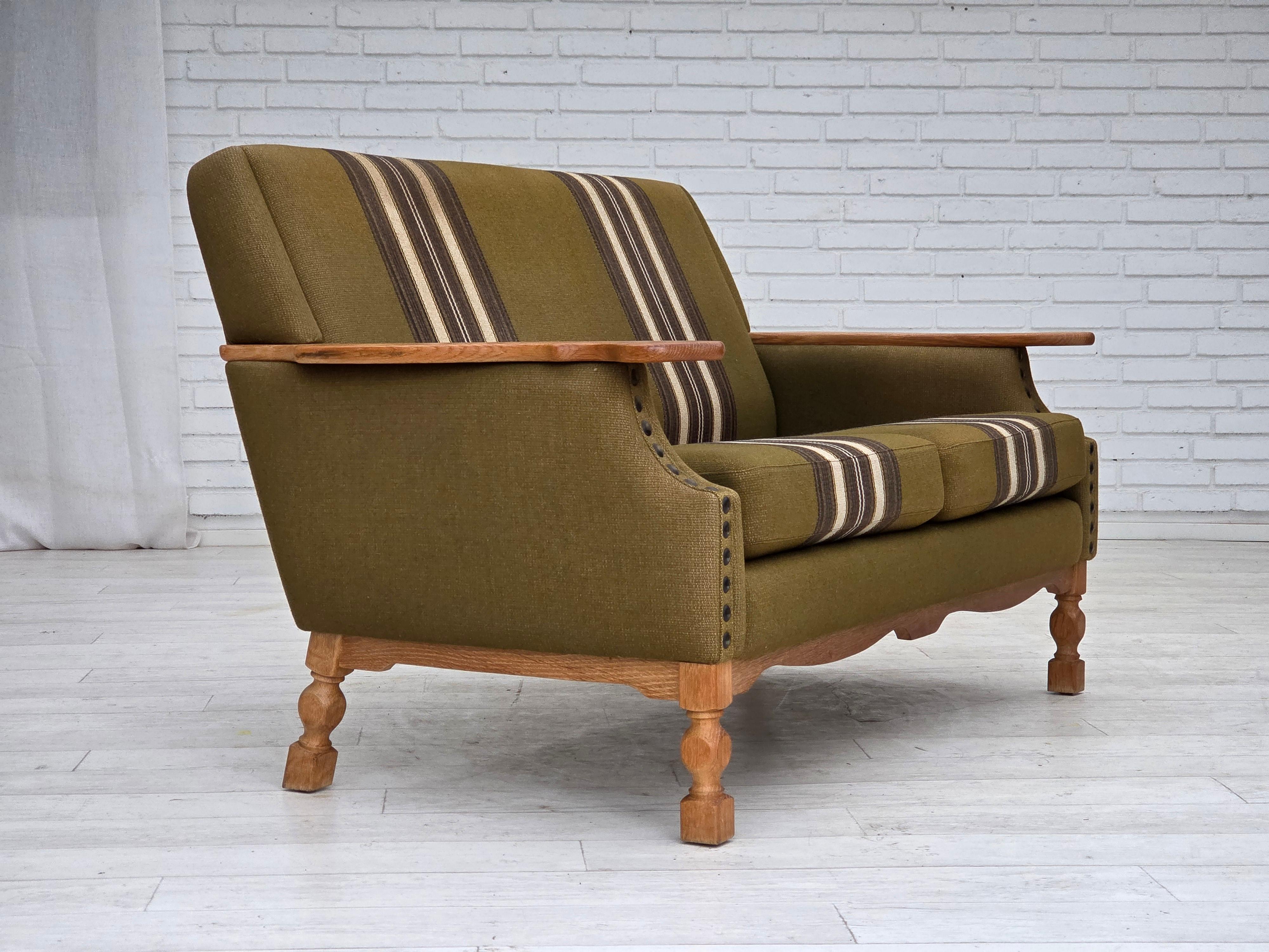 1970er, Dänisches 2-Sitzer Sofa, grüne Möbelwolle, Eichenholz. (Wolle) im Angebot