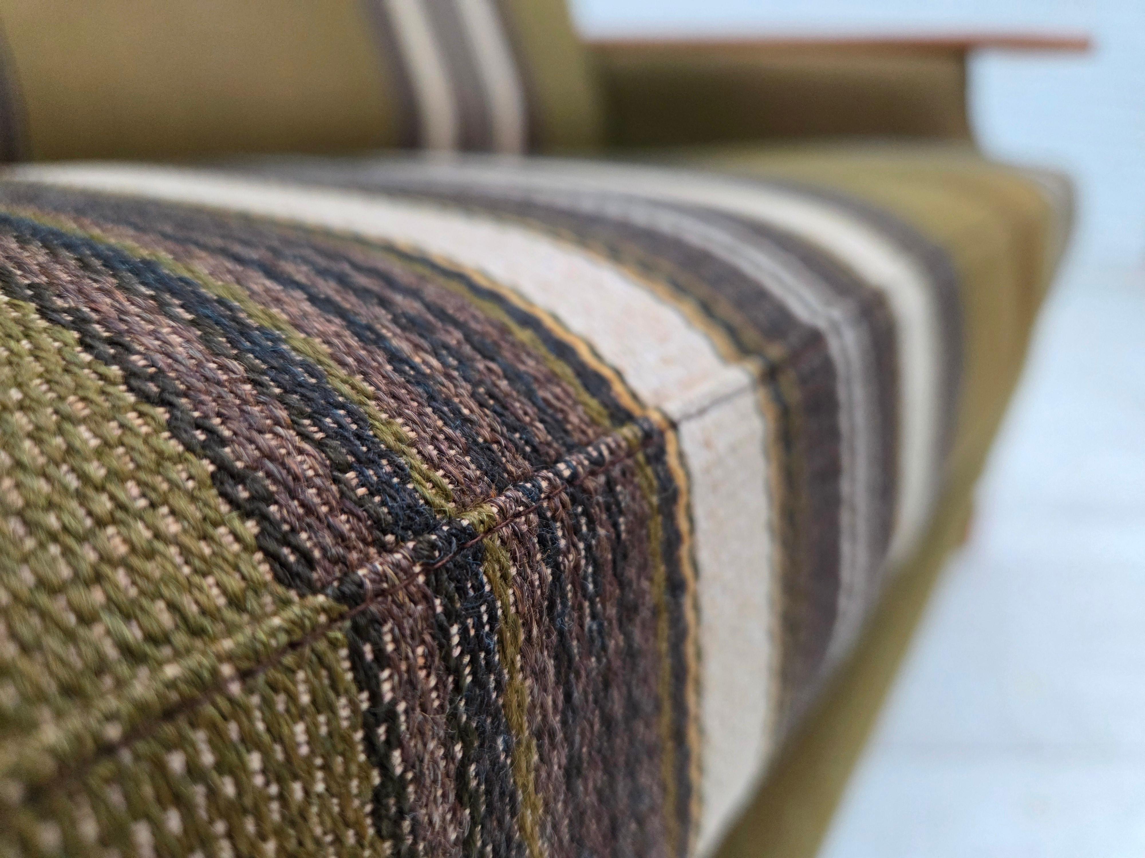 1970er, Dänisches 2-Sitzer Sofa, grüne Möbelwolle, Eichenholz. im Angebot 1