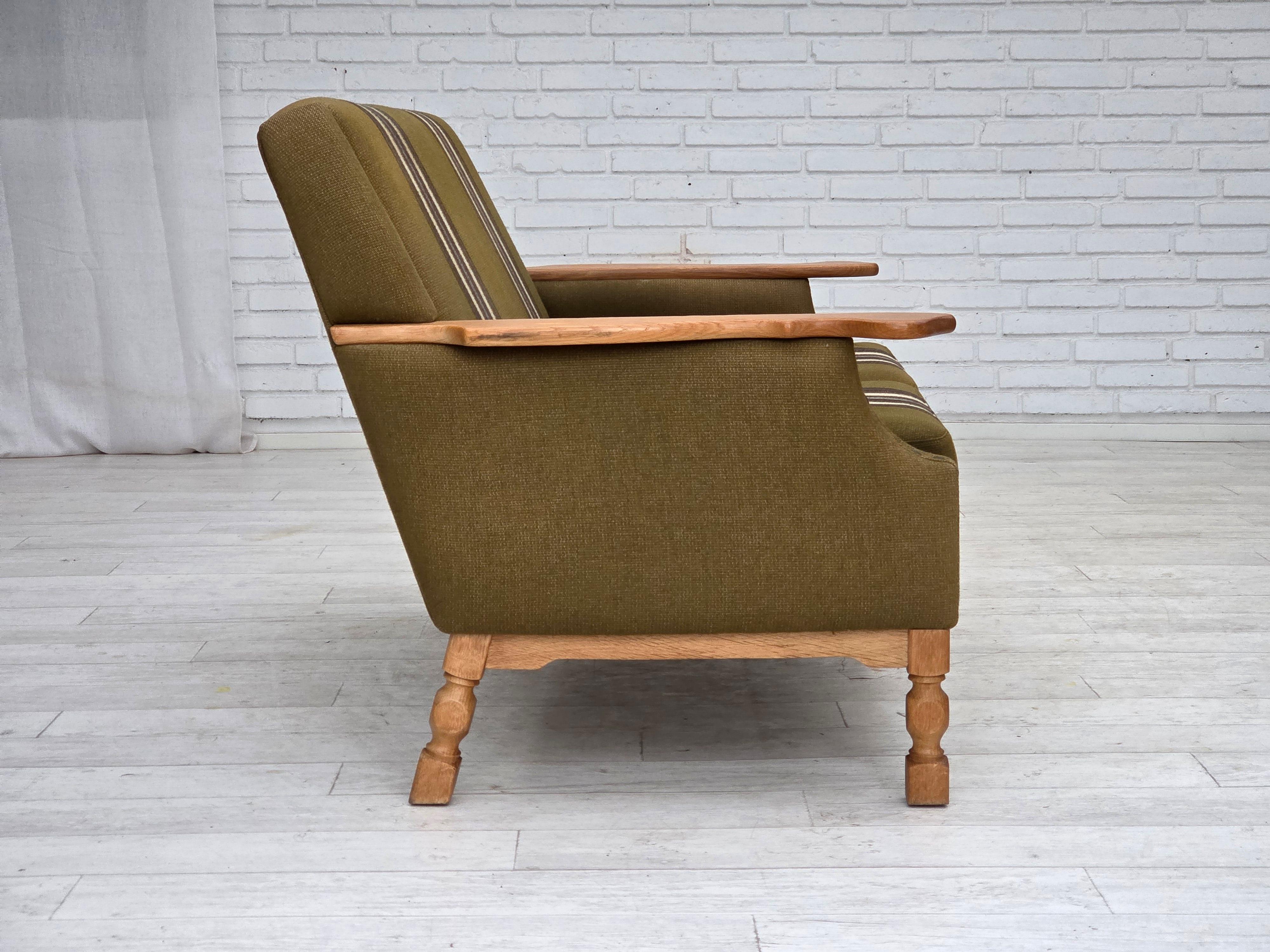 1970er, Dänisches 2-Sitzer Sofa, grüne Möbelwolle, Eichenholz. im Angebot 2