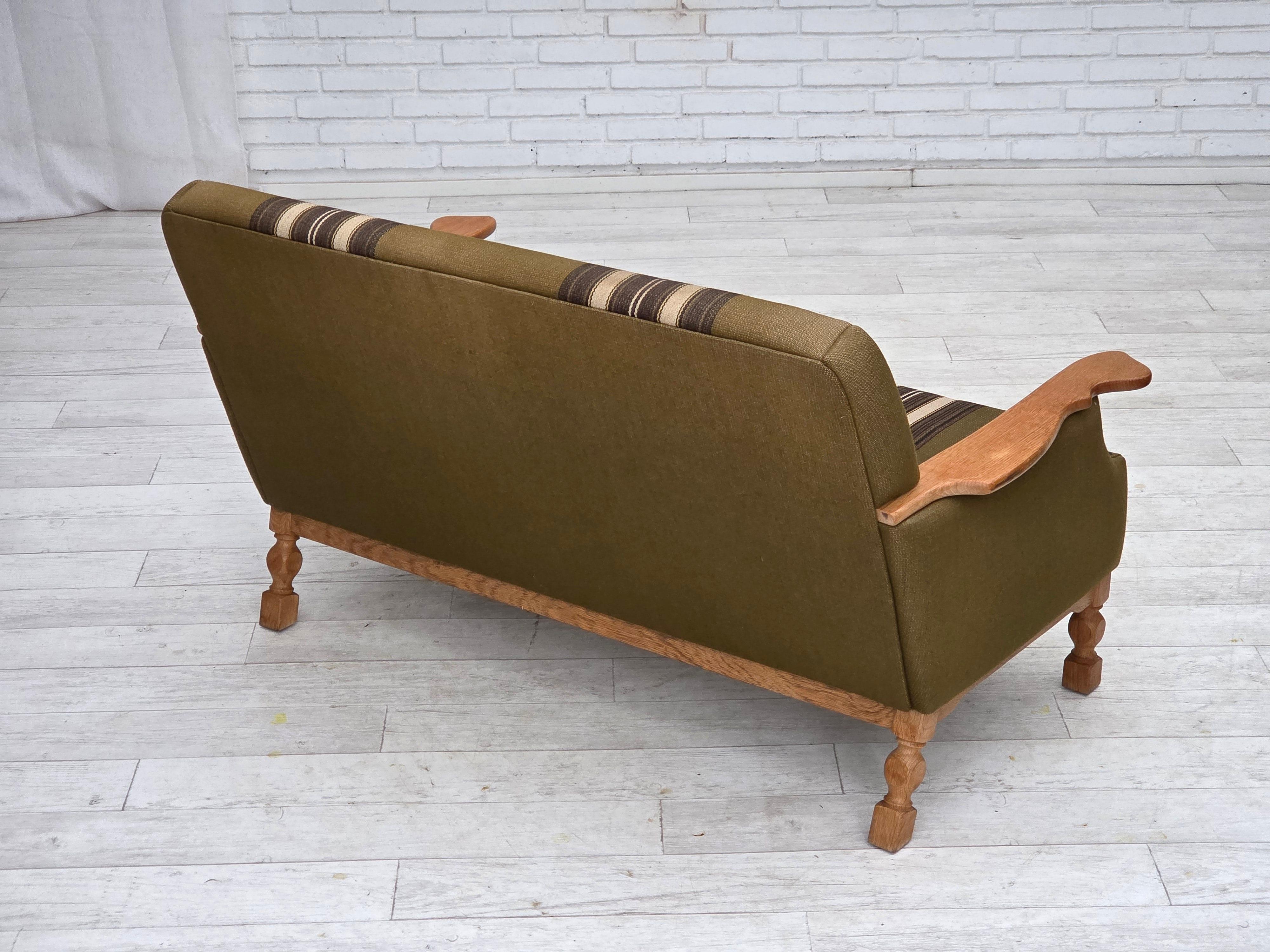 1970er, Dänisches 2-Sitzer Sofa, grüne Möbelwolle, Eichenholz. im Angebot 3