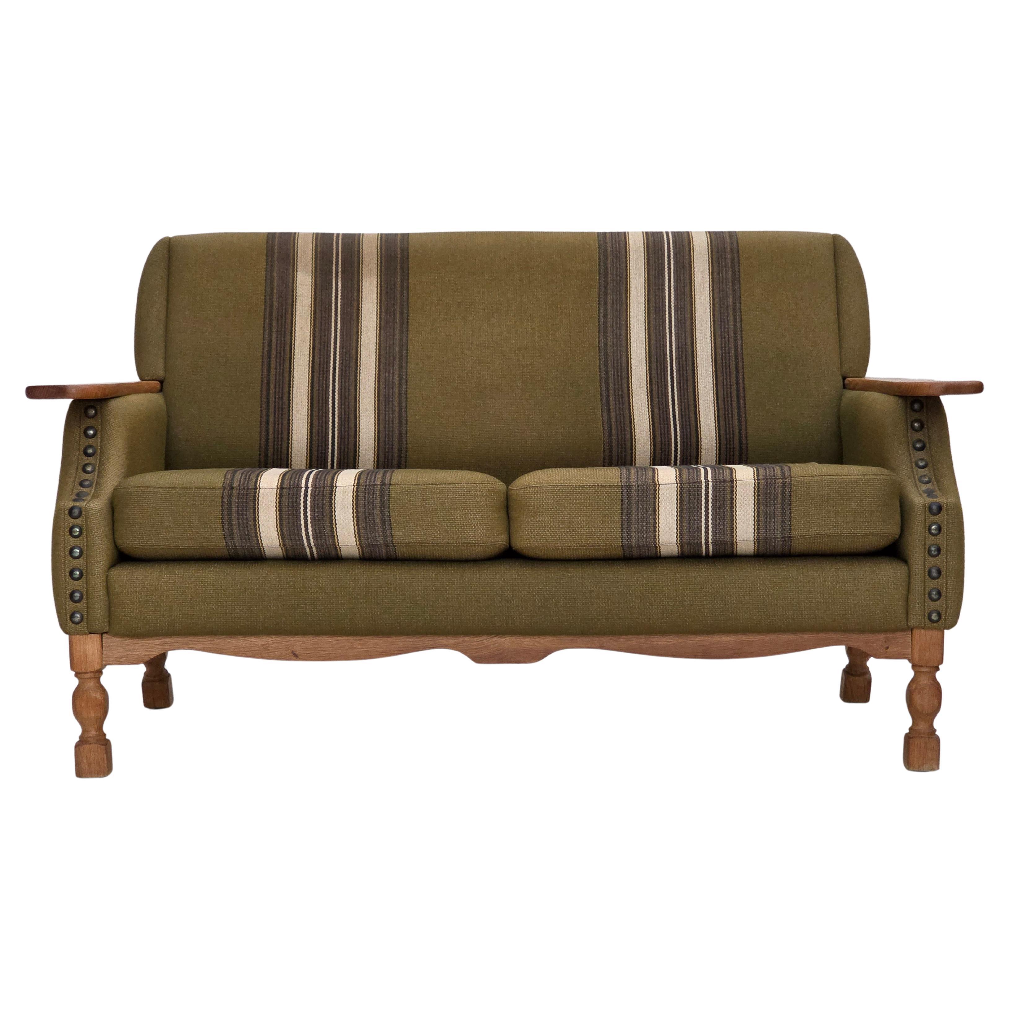 1970er, Dänisches 2-Sitzer Sofa, grüne Möbelwolle, Eichenholz. im Angebot