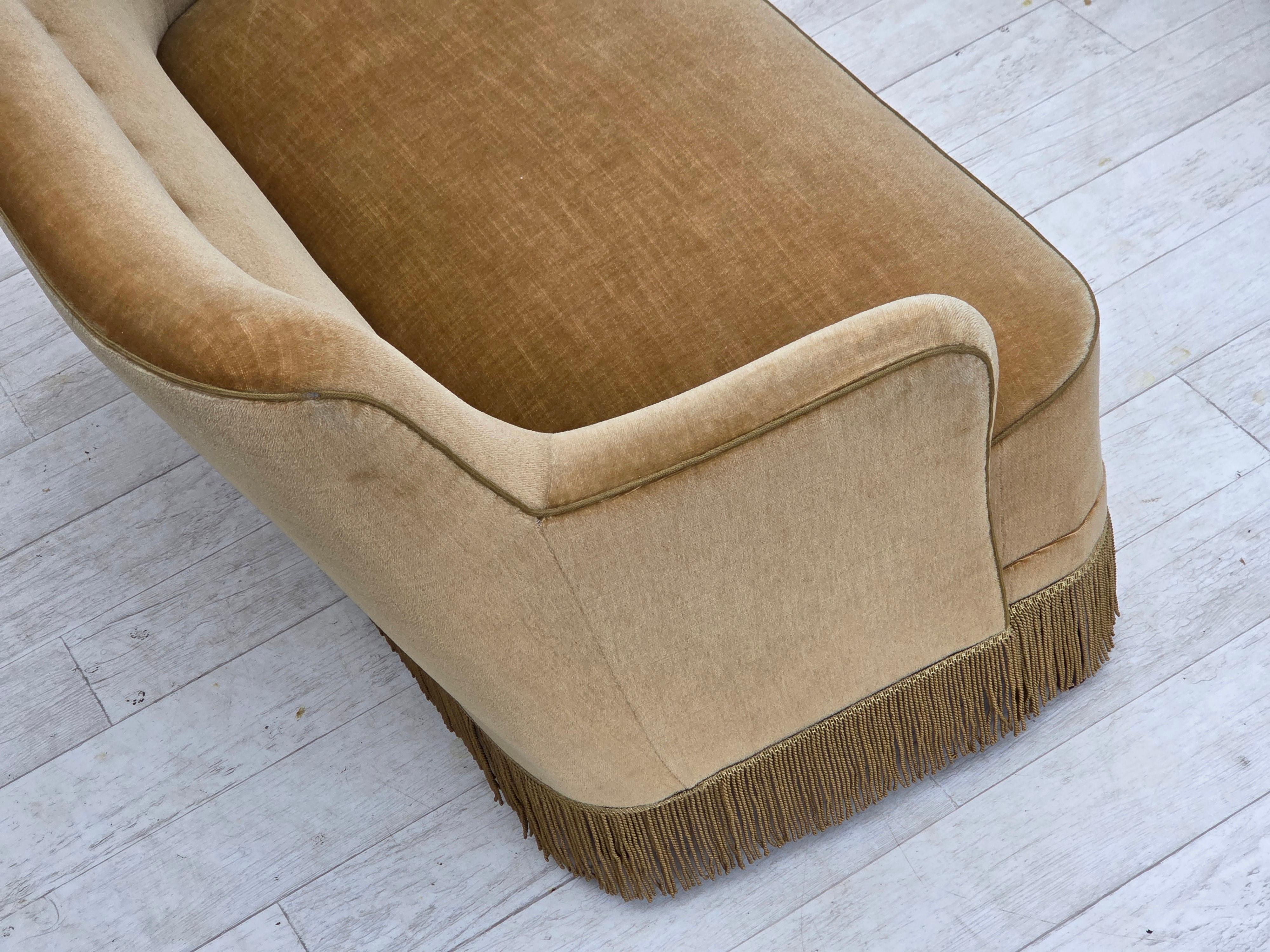 Années 1970, canapé danois 2 places, velours d'ameublement vert clair. en vente 4