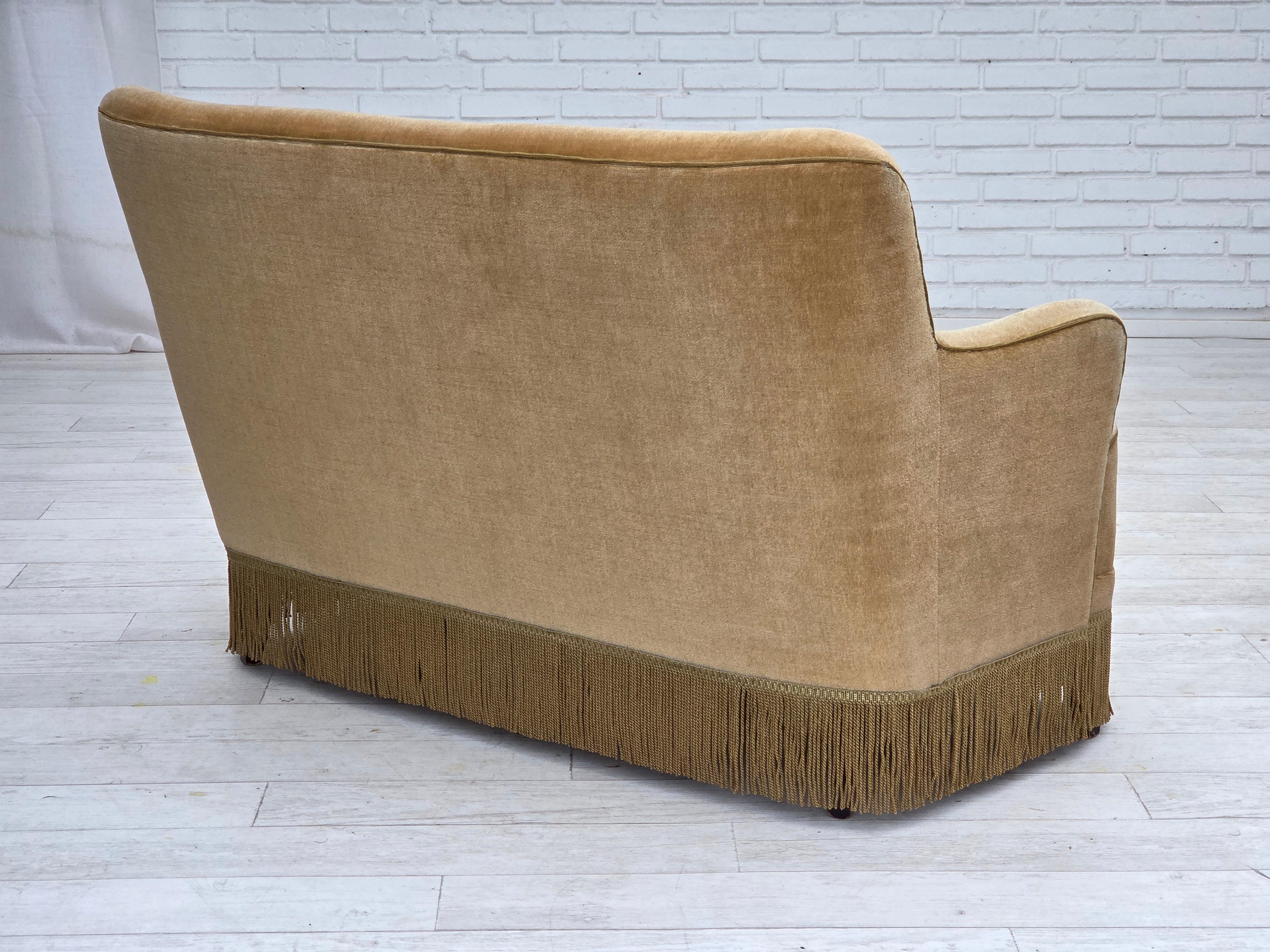 Années 1970, canapé danois 2 places, velours d'ameublement vert clair. en vente 5