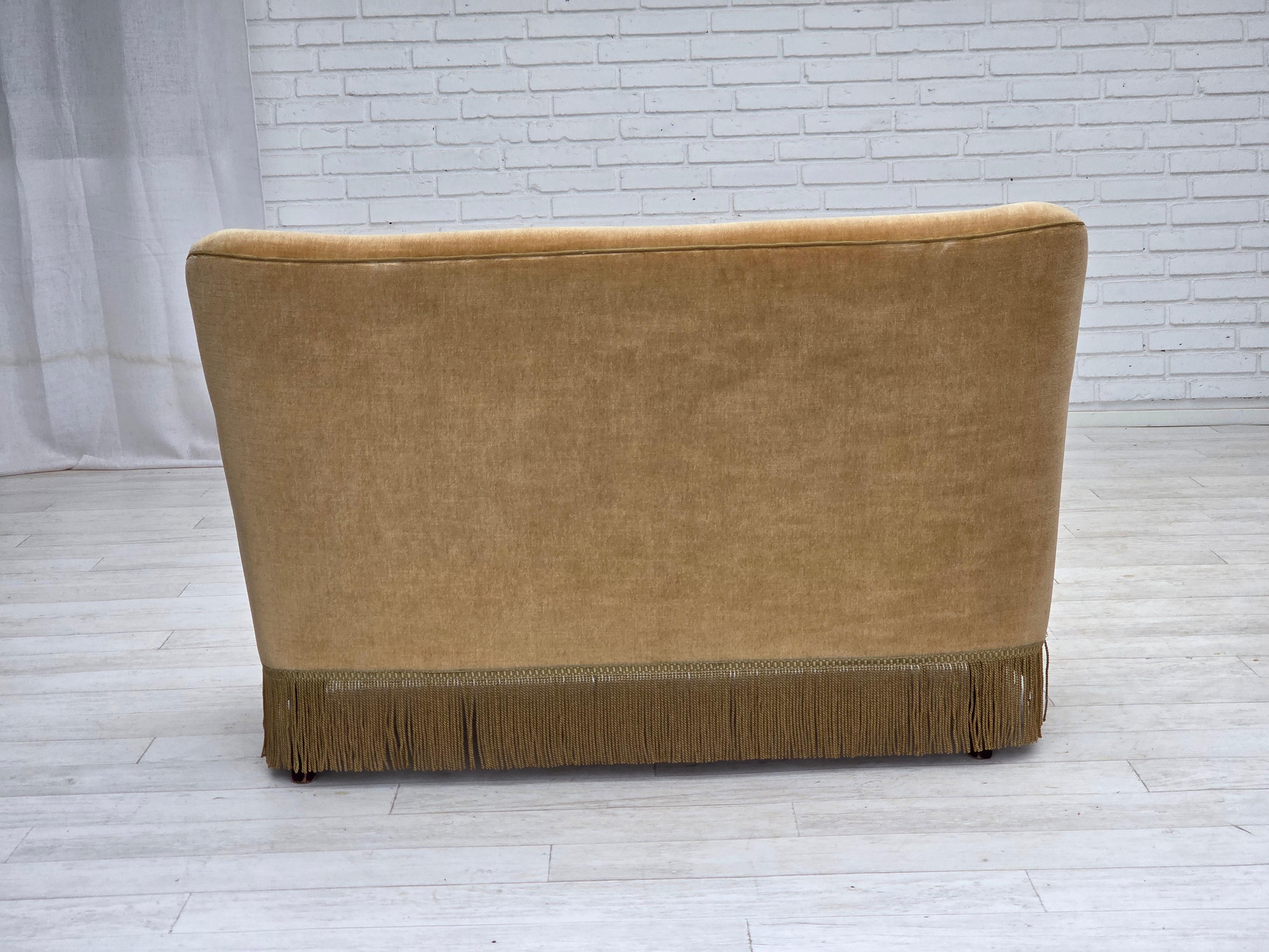 Années 1970, canapé danois 2 places, velours d'ameublement vert clair. en vente 6