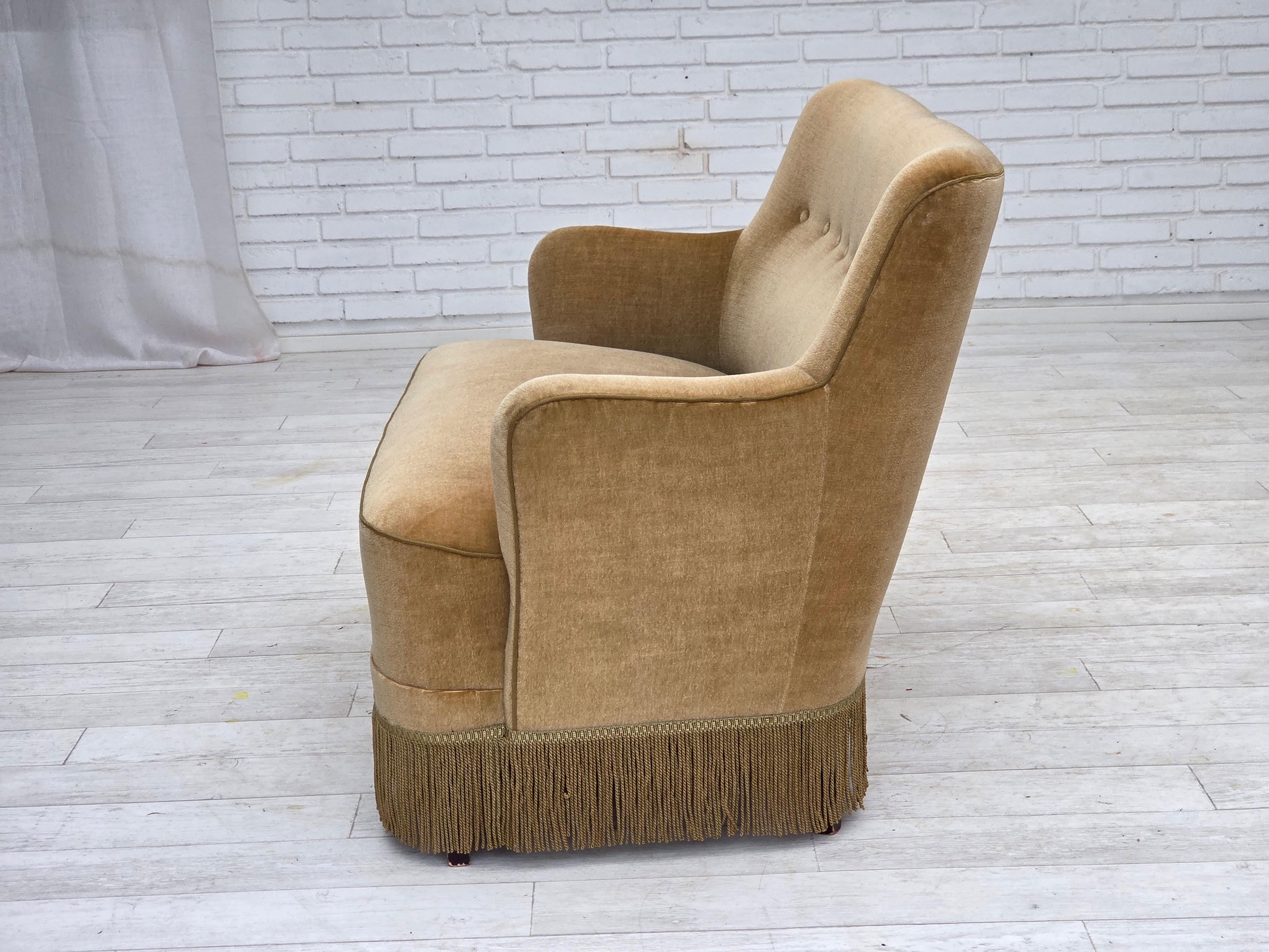 Années 1970, canapé danois 2 places, velours d'ameublement vert clair. en vente 7