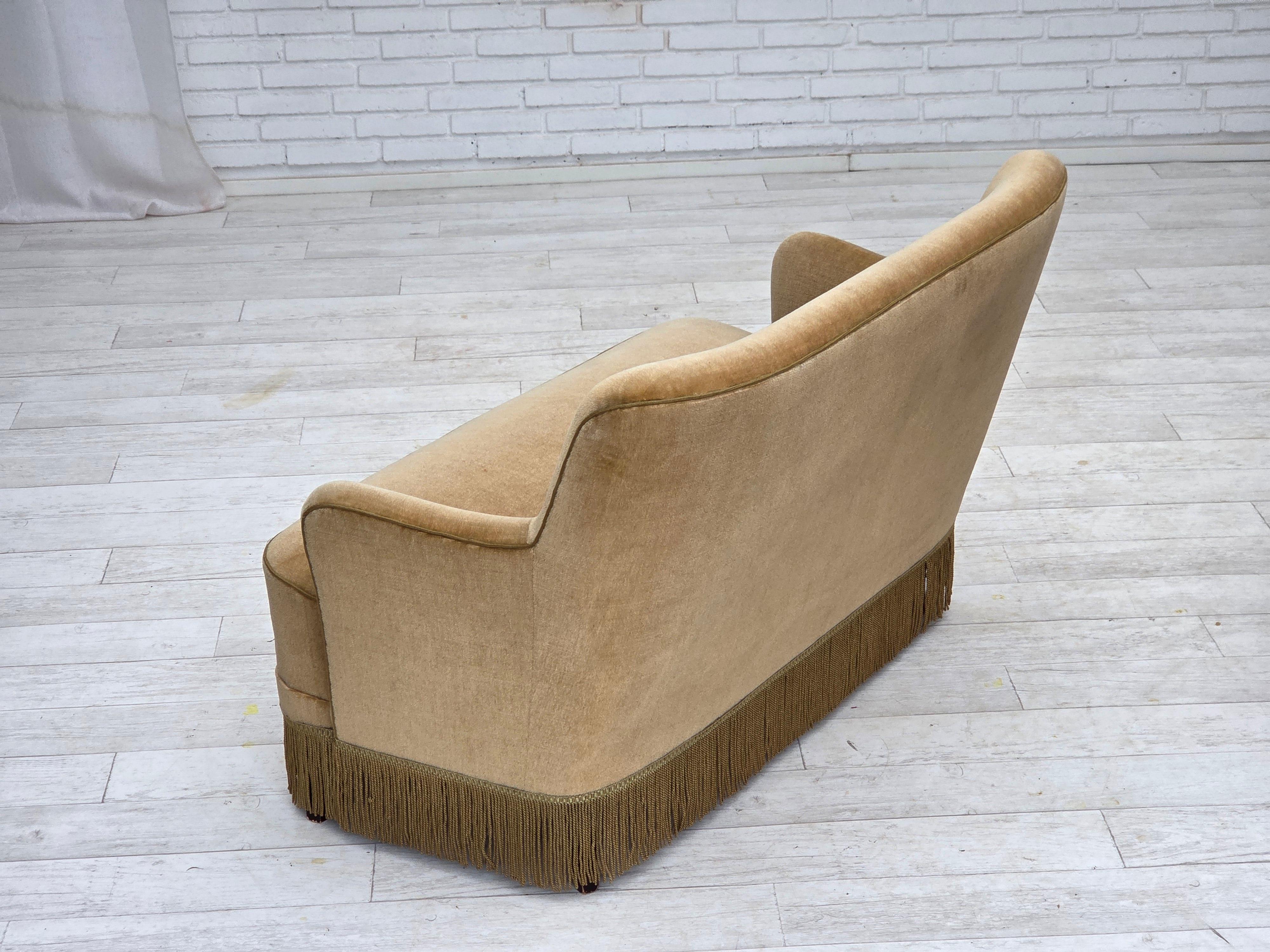 Années 1970, canapé danois 2 places, velours d'ameublement vert clair. en vente 8