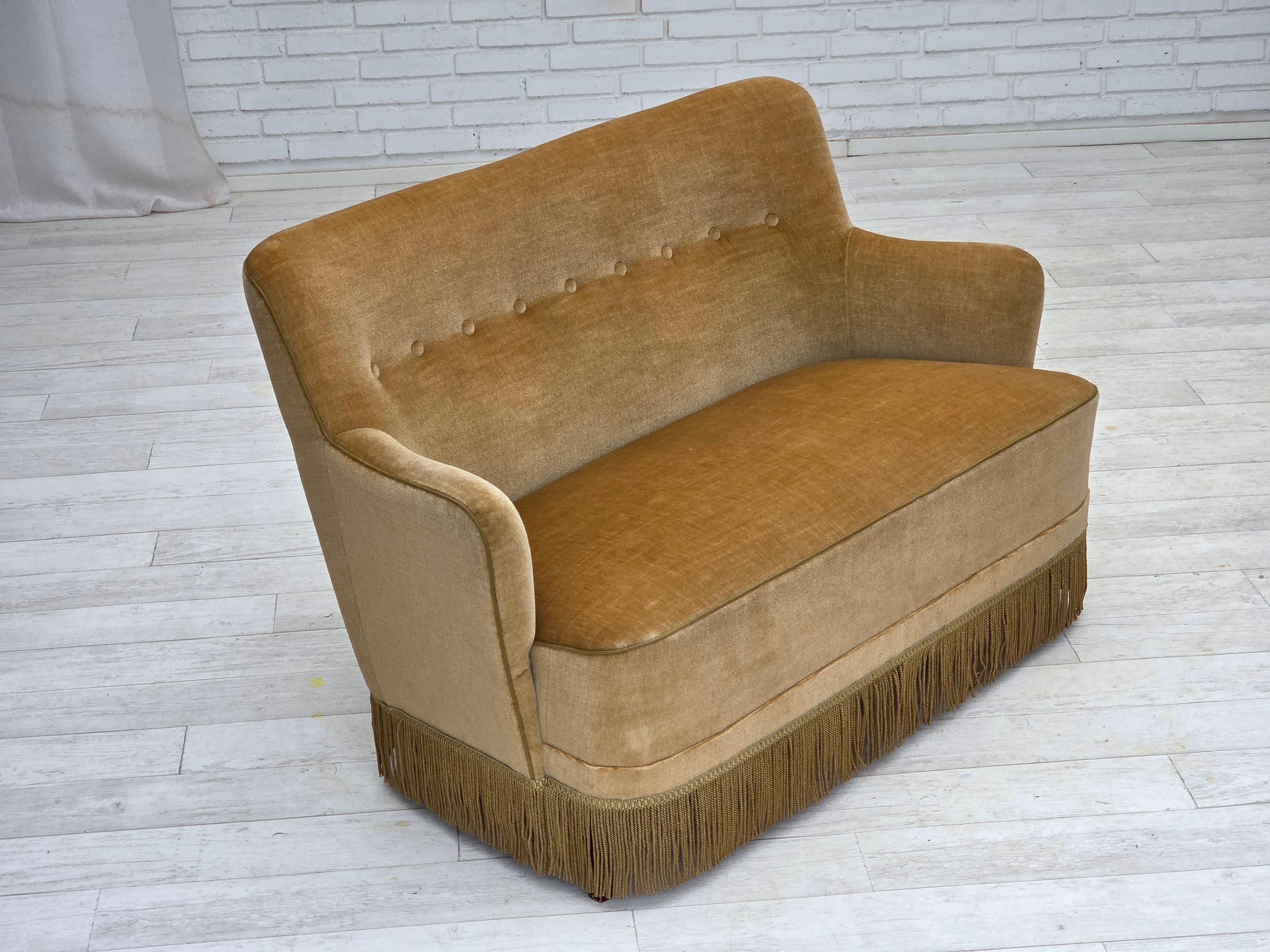 1970, canapé danois à deux places. Velours d'ameublement vert clair, pieds en bois de Beeche, ressorts dans l'assise. Très bon état d'origine : pas d'odeurs, pas de taches et construction stable. Fabriqué par un fabricant de meubles danois dans les