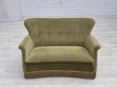 1970er, Dänisches 2-Sitzer-Sofa, hellgrüner Möbelvelours.