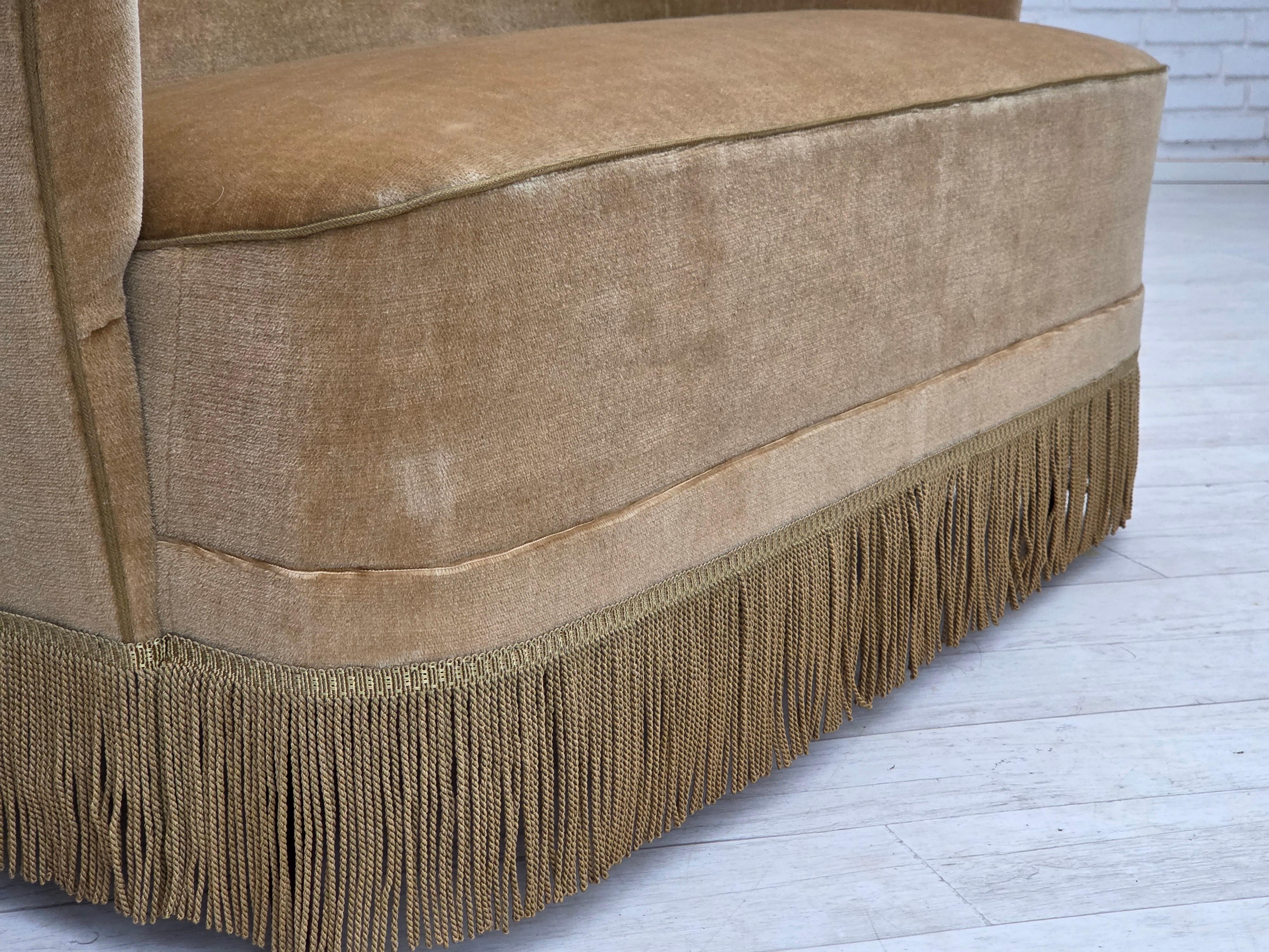 Scandinave moderne Années 1970, canapé danois 2 places, velours d'ameublement vert clair. en vente