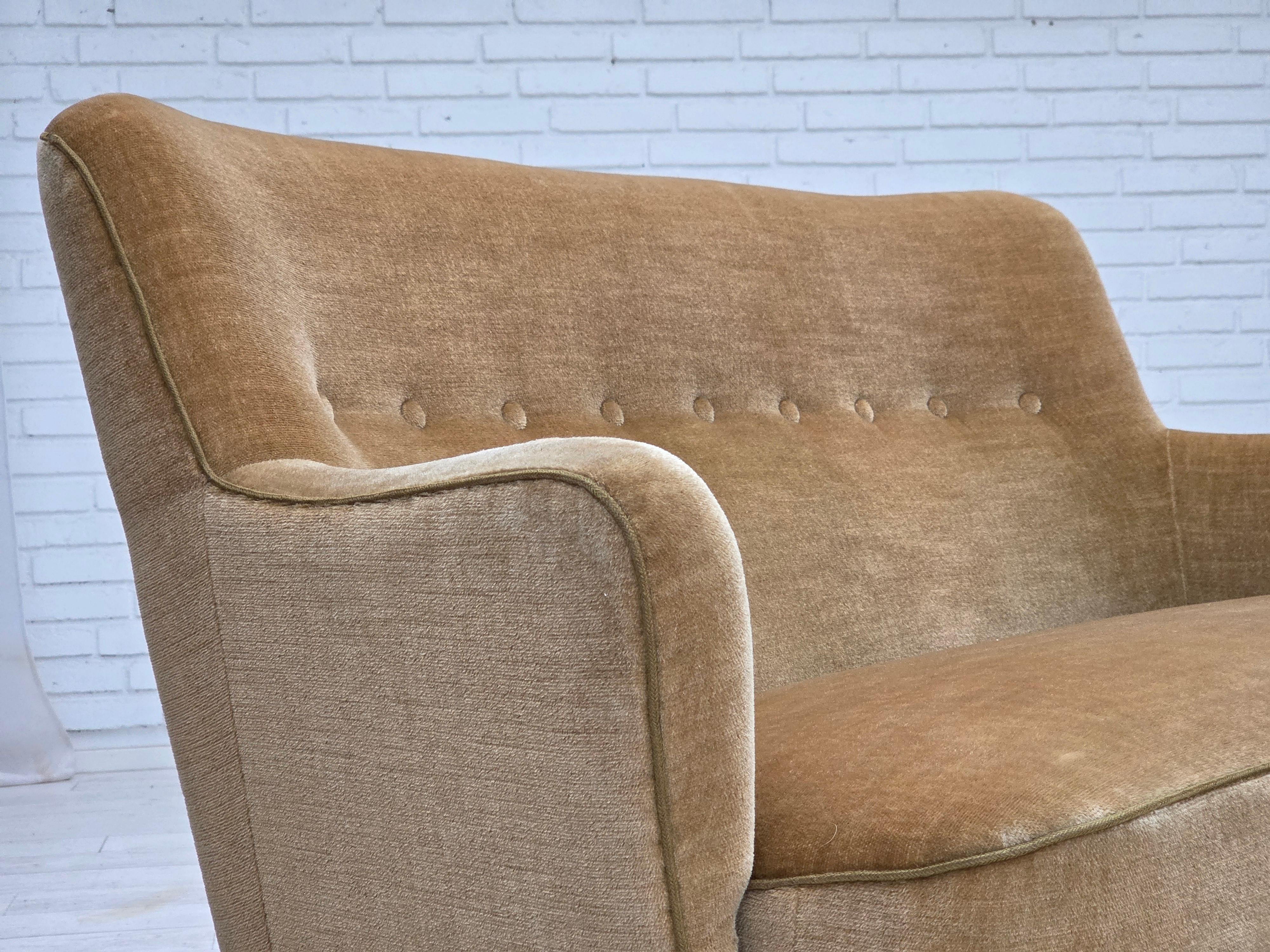 Danois Années 1970, canapé danois 2 places, velours d'ameublement vert clair. en vente