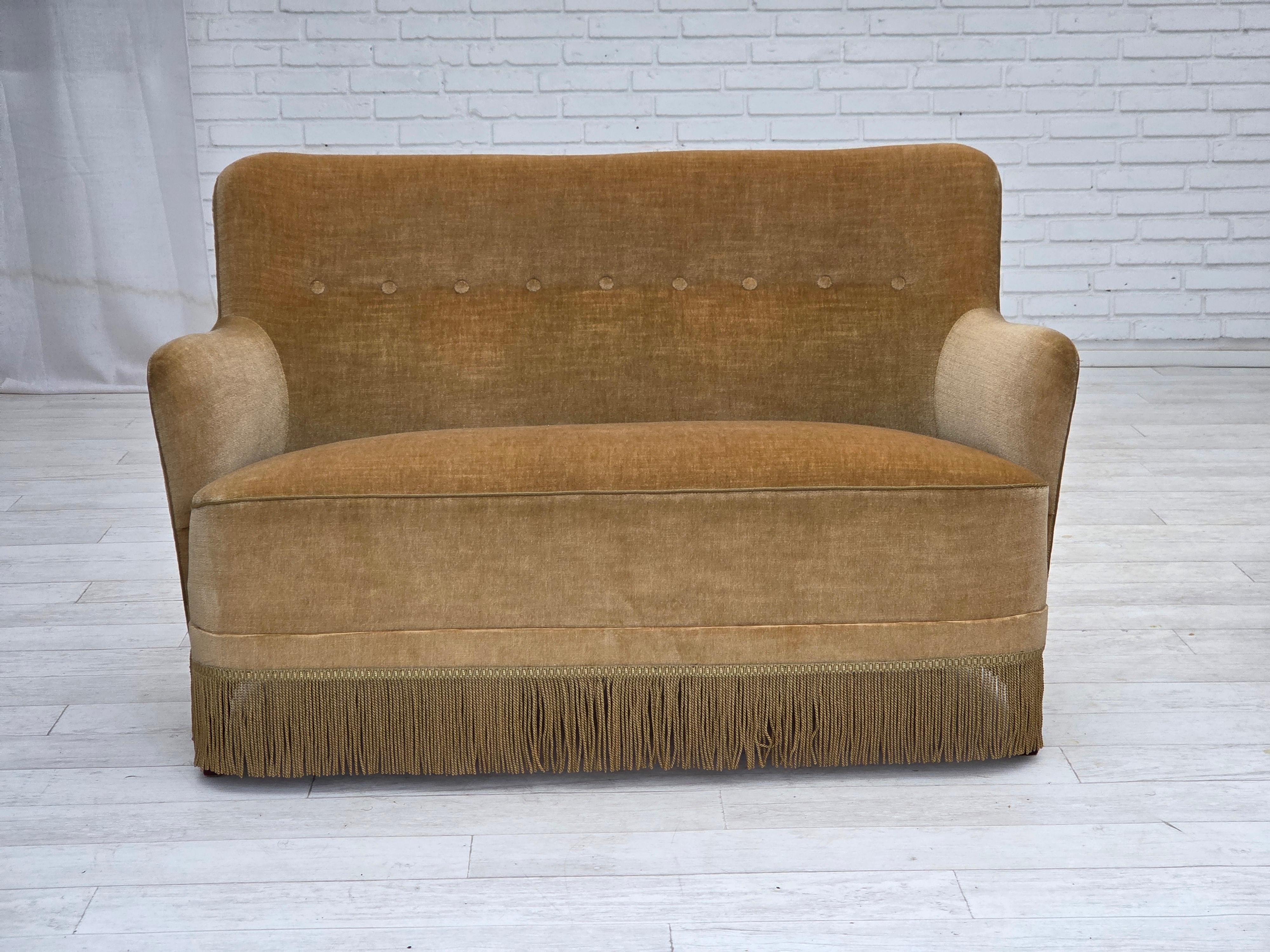 Années 1970, canapé danois 2 places, velours d'ameublement vert clair. Bon état - En vente à Tarm, 82