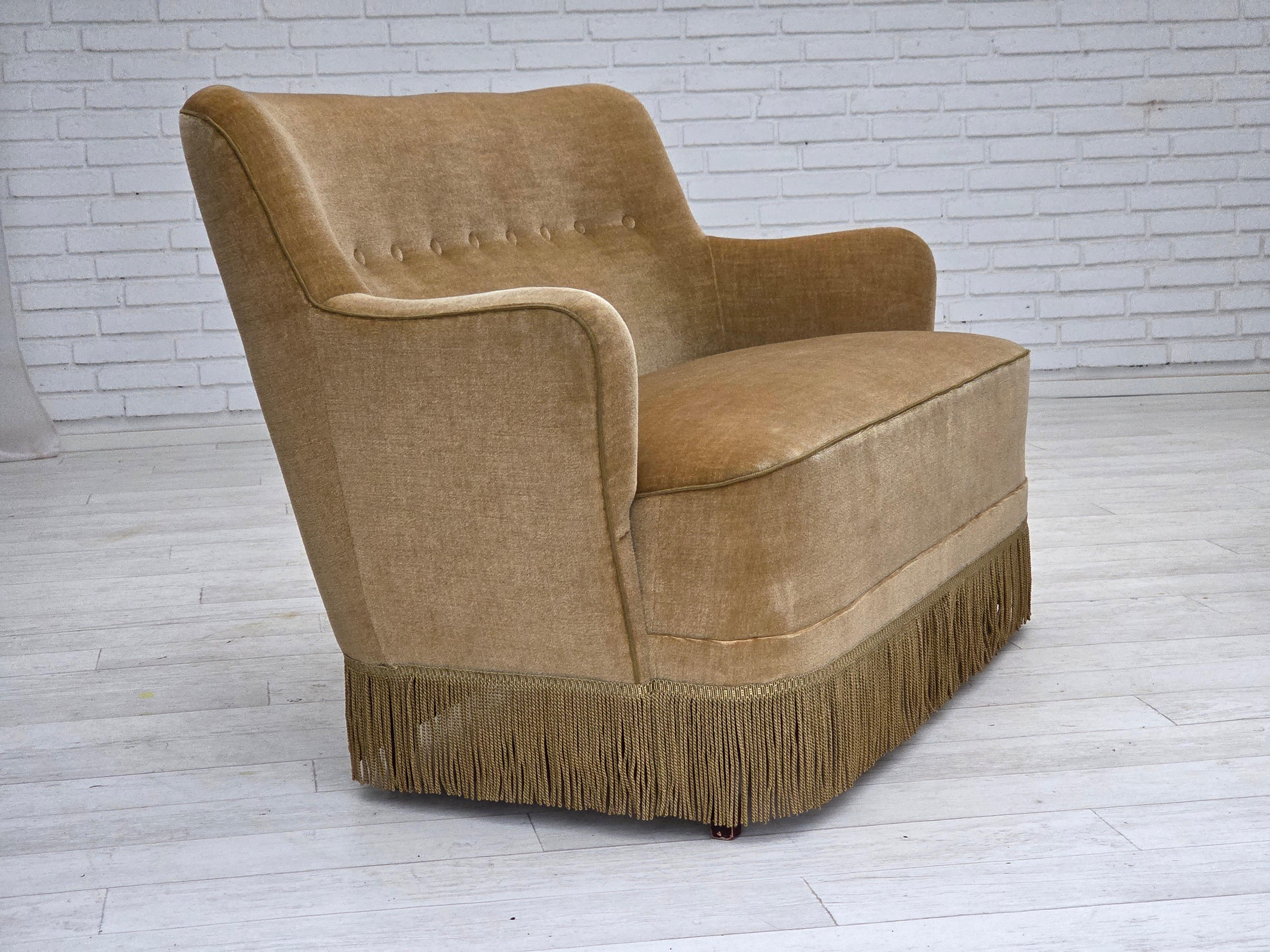 Fin du 20e siècle Années 1970, canapé danois 2 places, velours d'ameublement vert clair. en vente