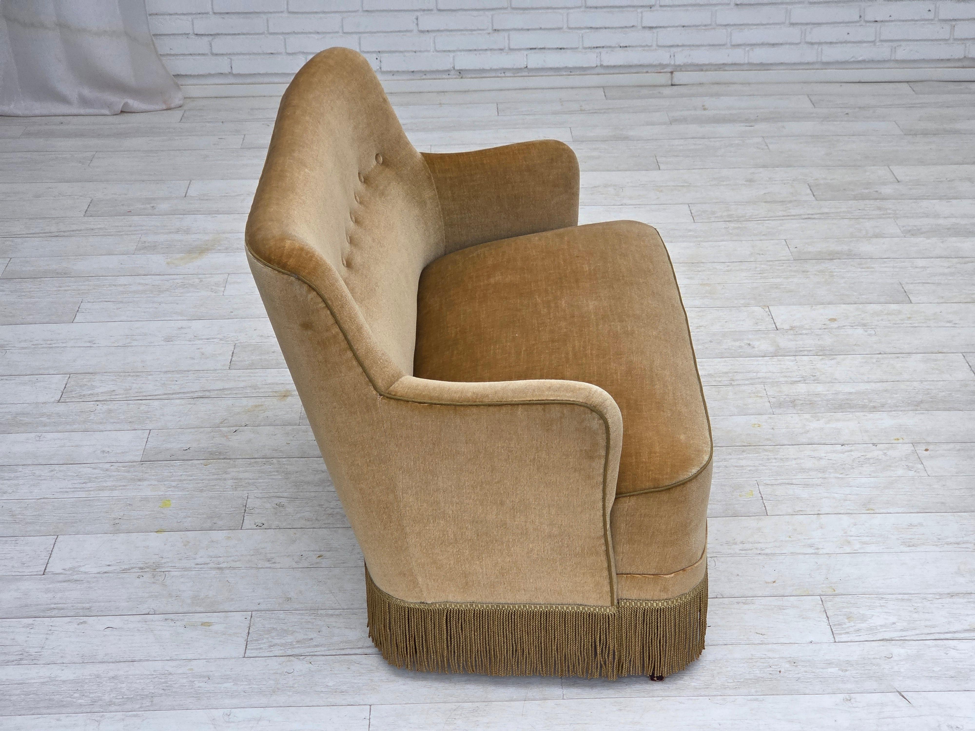 Velours Années 1970, canapé danois 2 places, velours d'ameublement vert clair. en vente