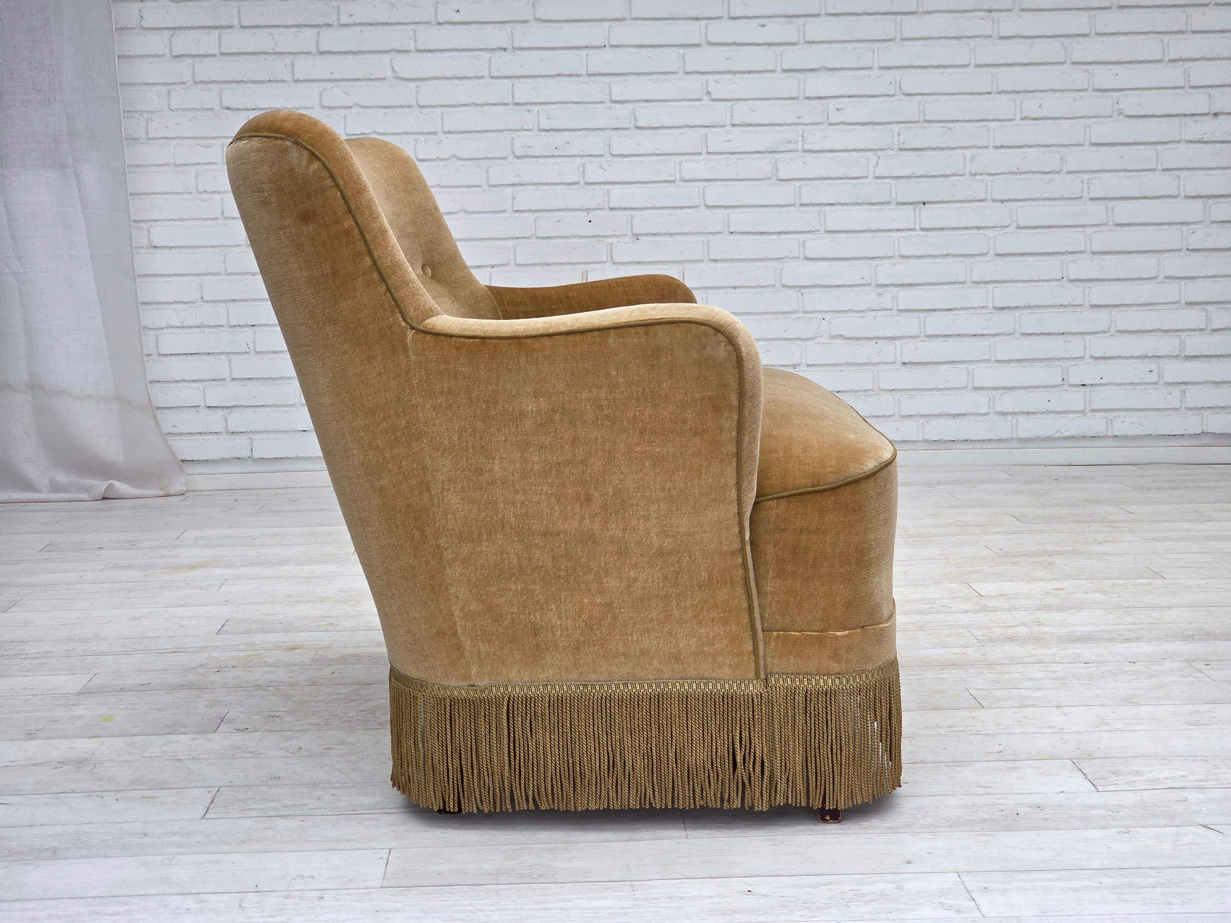 Années 1970, canapé danois 2 places, velours d'ameublement vert clair. en vente 1