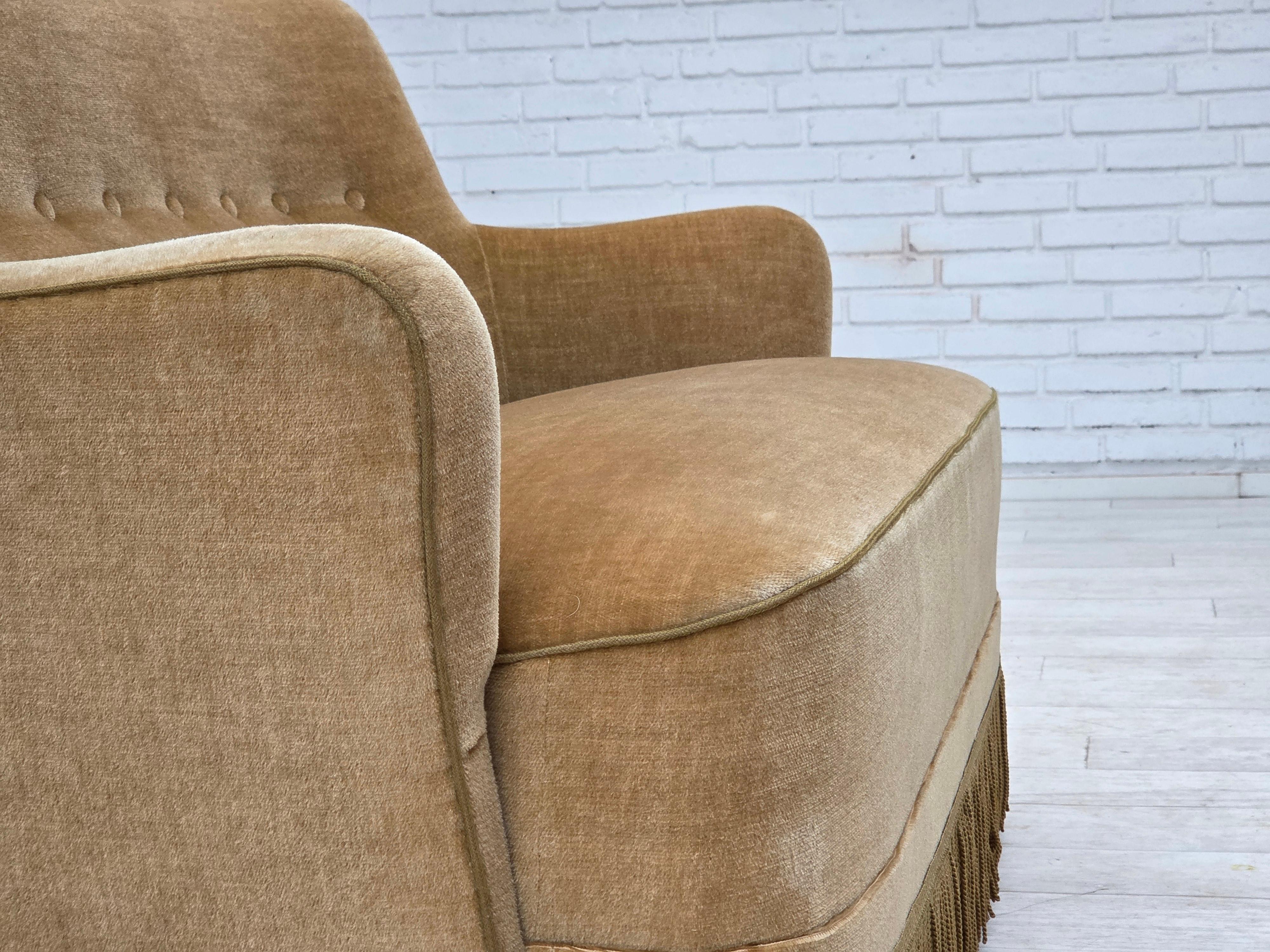 Années 1970, canapé danois 2 places, velours d'ameublement vert clair. en vente 2