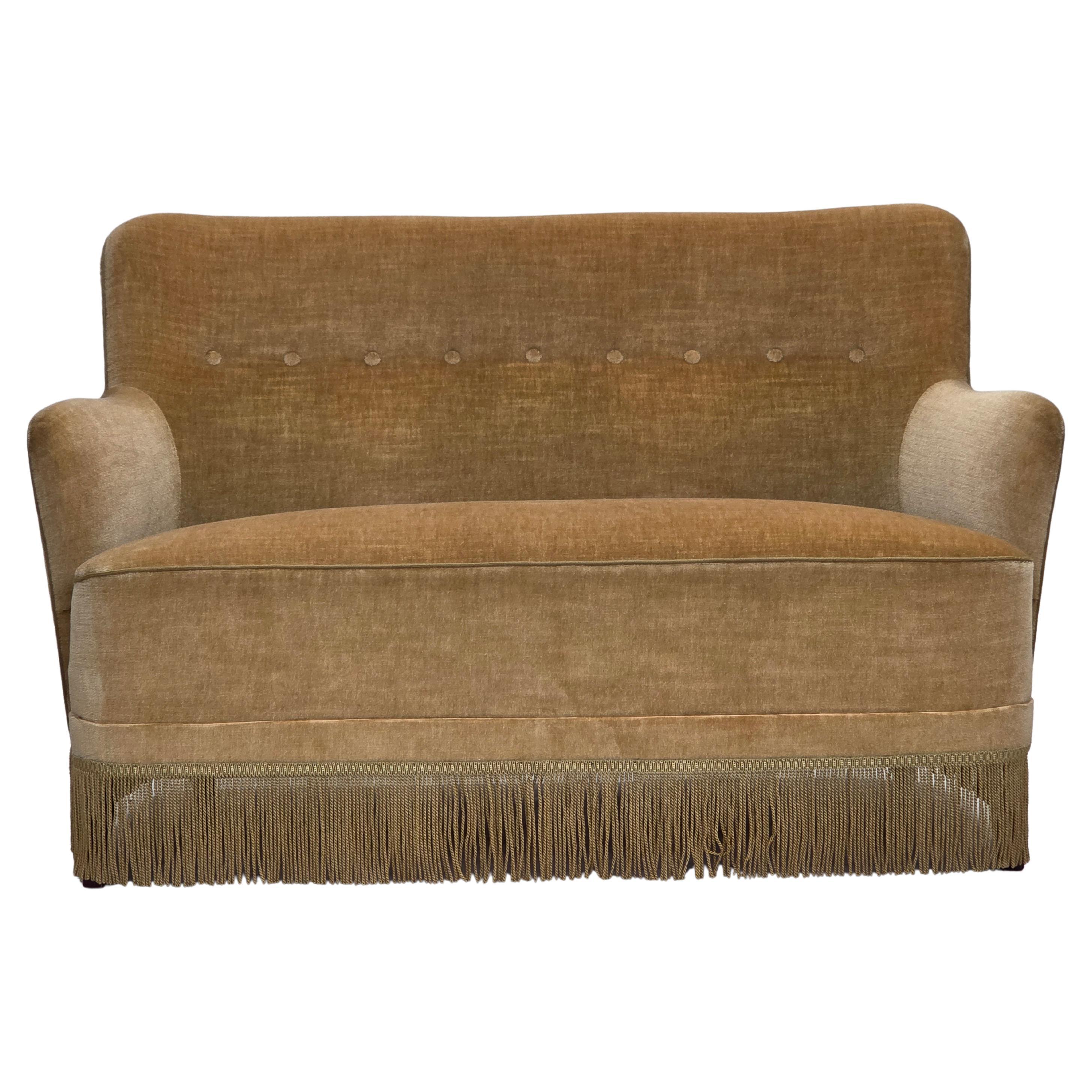 Anni '70, divano danese a 2 posti, velluto verde chiaro.