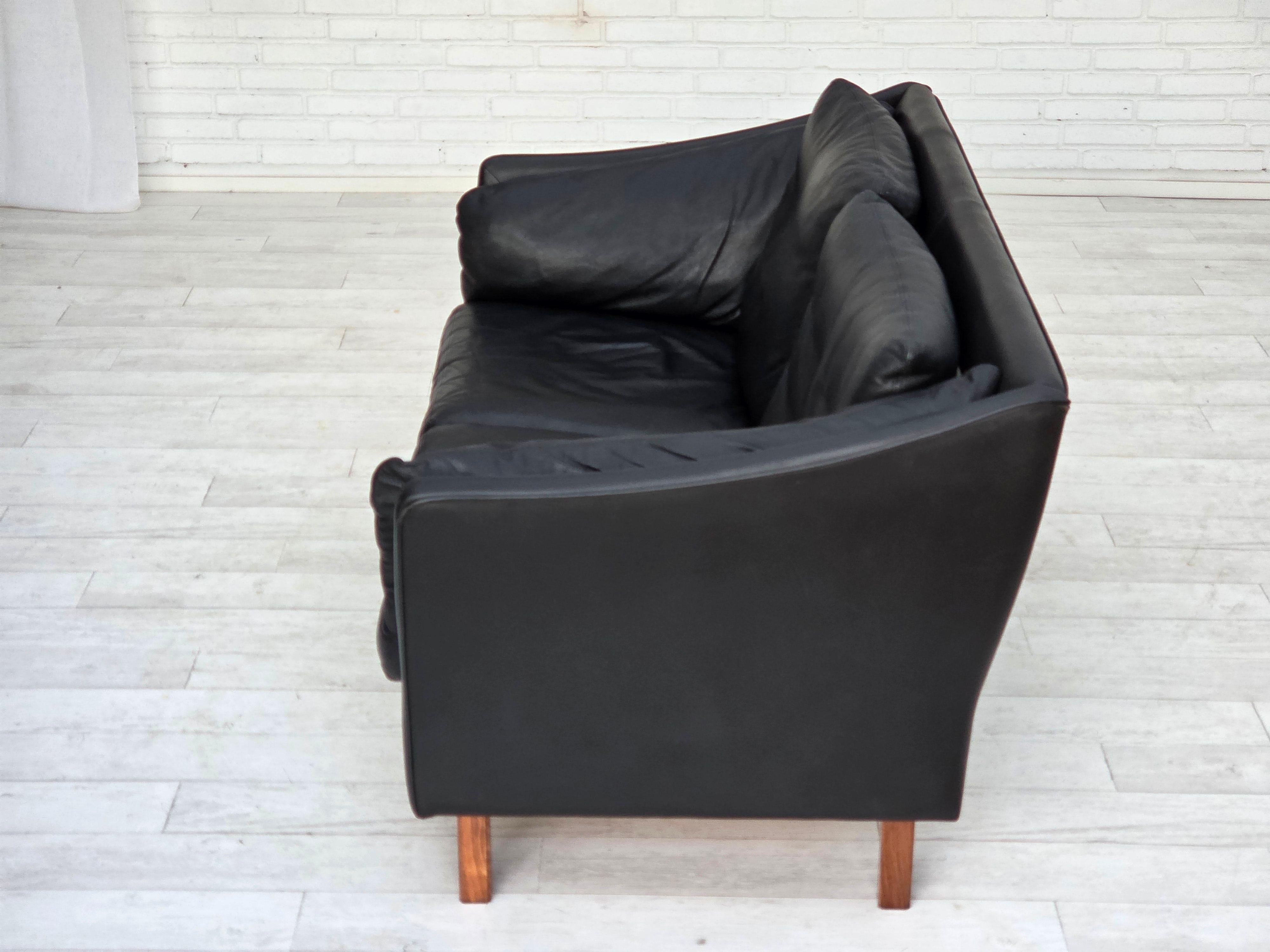 Anni '70, divano danese a 2 posti, pelle nera originale, gambe in legno di teak. in vendita 3
