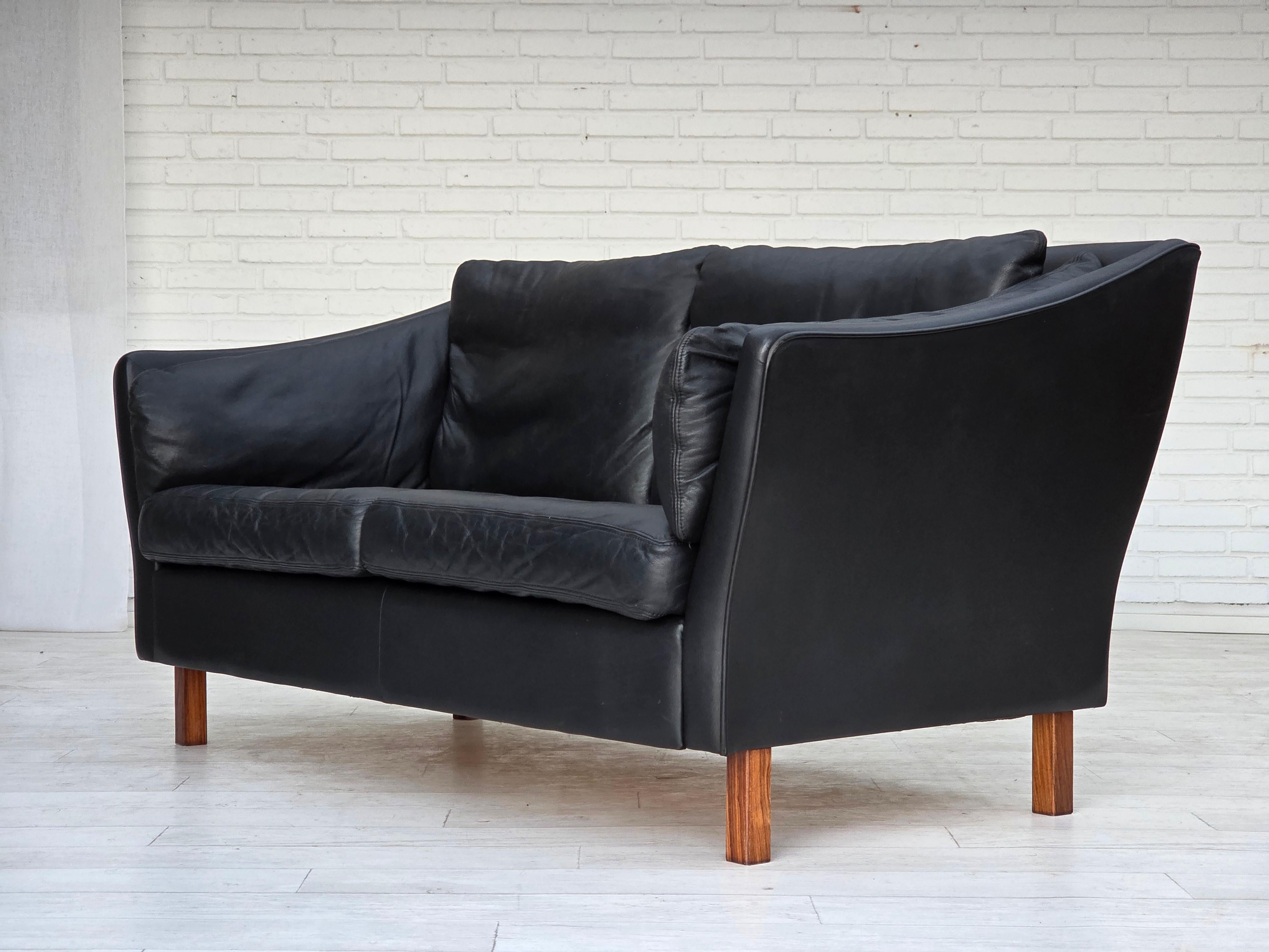 Anni '70, divano danese a 2 posti, pelle nera originale, gambe in legno di teak. in vendita 4