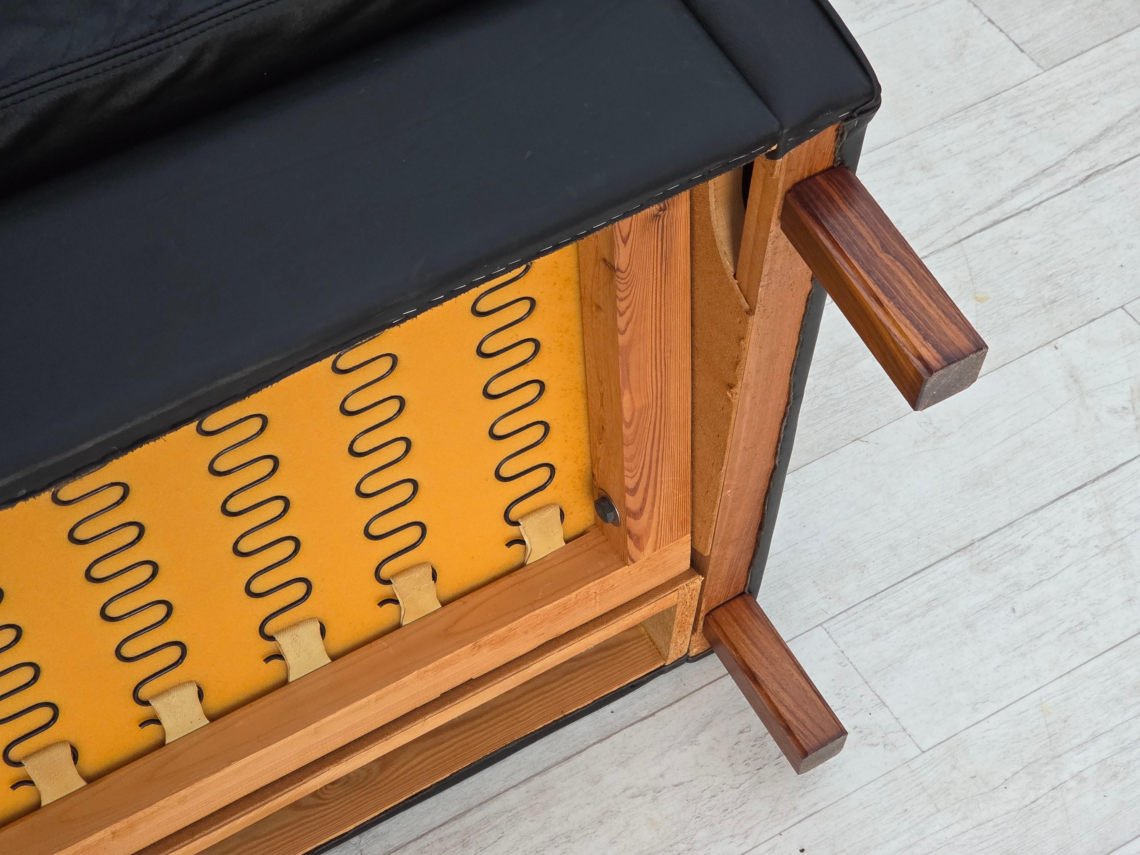 Anni '70, divano danese a 2 posti, pelle nera originale, gambe in legno di teak. in vendita 9