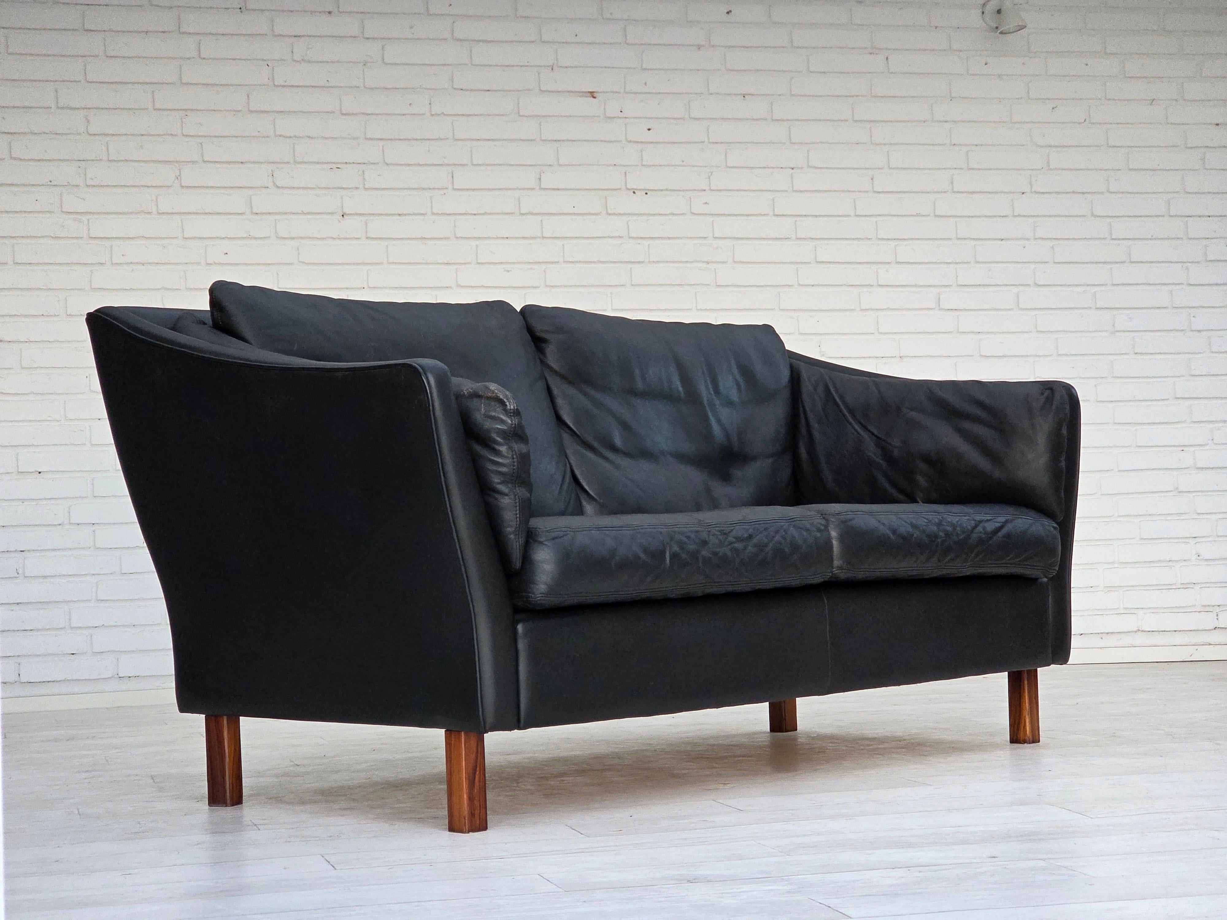 Scandinavo moderno Anni '70, divano danese a 2 posti, pelle nera originale, gambe in legno di teak. in vendita