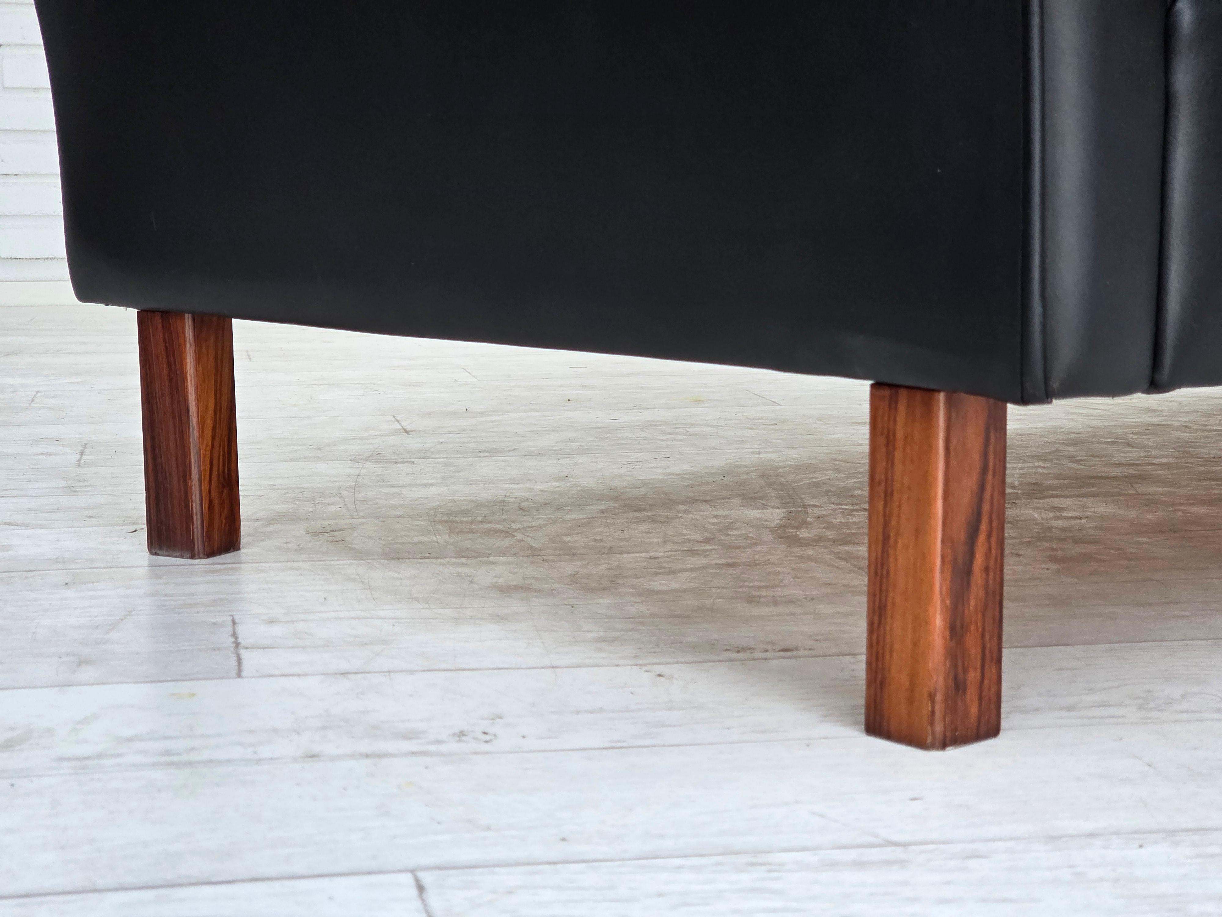Europeo Anni '70, divano danese a 2 posti, pelle nera originale, gambe in legno di teak. in vendita
