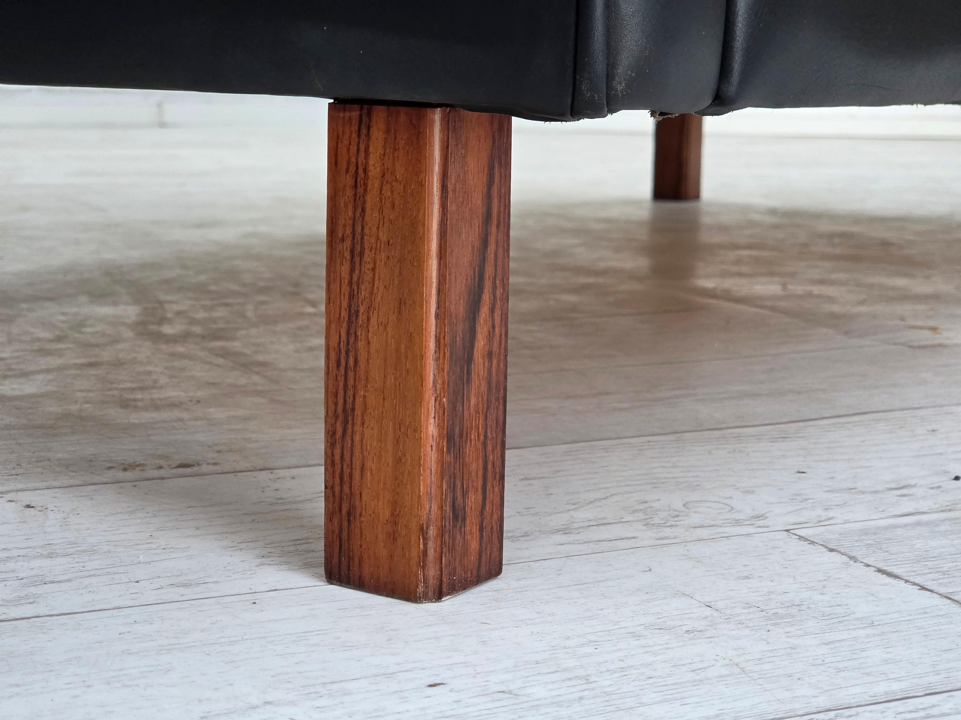 Anni '70, divano danese a 2 posti, pelle nera originale, gambe in legno di teak. In condizioni buone in vendita a Tarm, 82