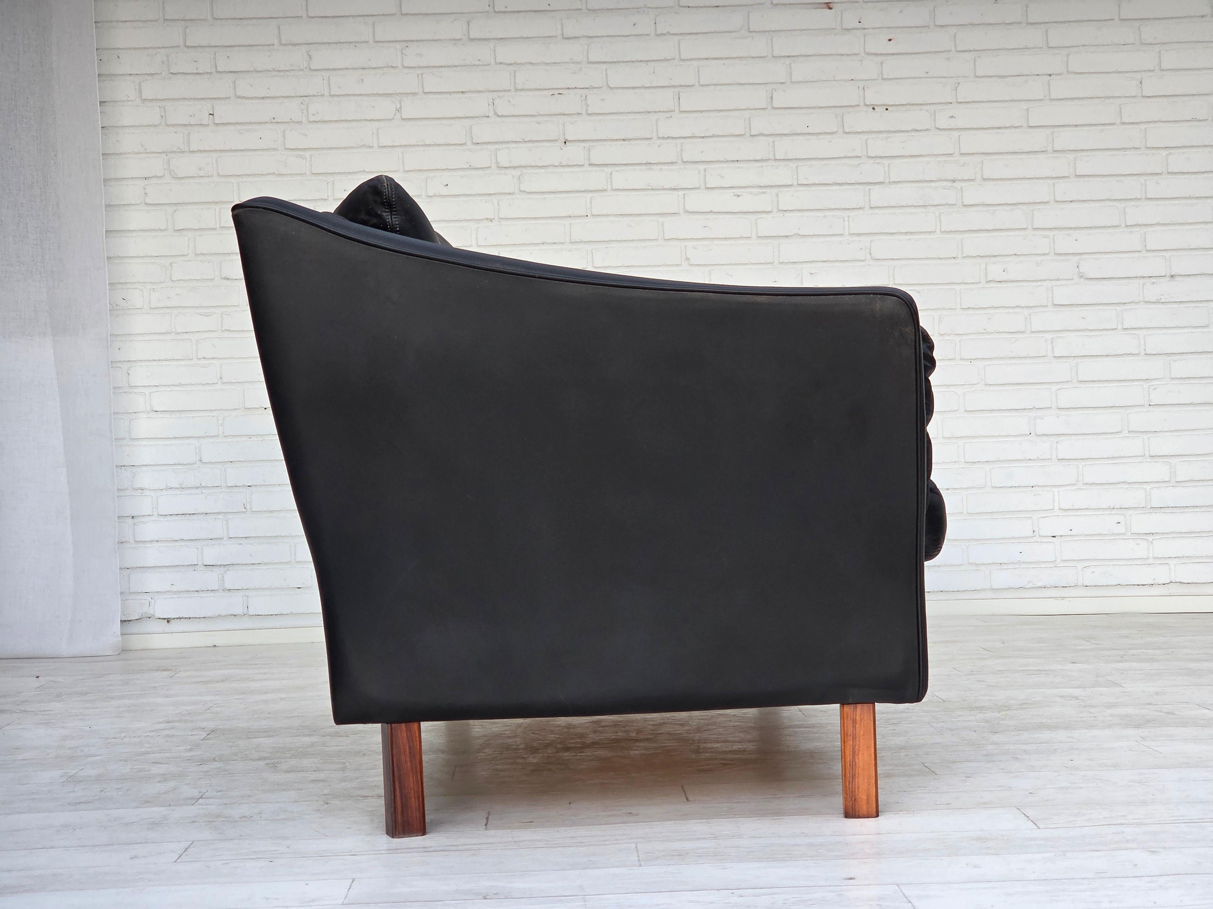 Fine XX secolo Anni '70, divano danese a 2 posti, pelle nera originale, gambe in legno di teak. in vendita
