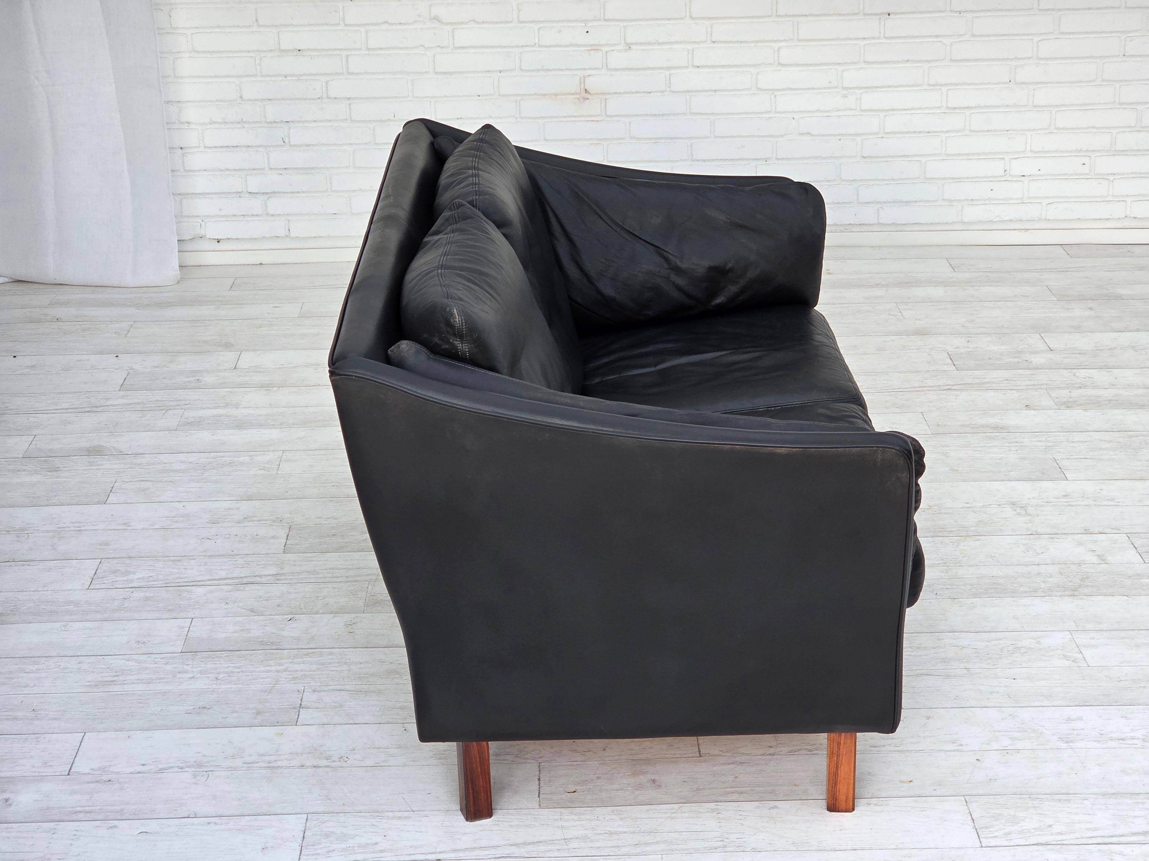 Pelle Anni '70, divano danese a 2 posti, pelle nera originale, gambe in legno di teak. in vendita
