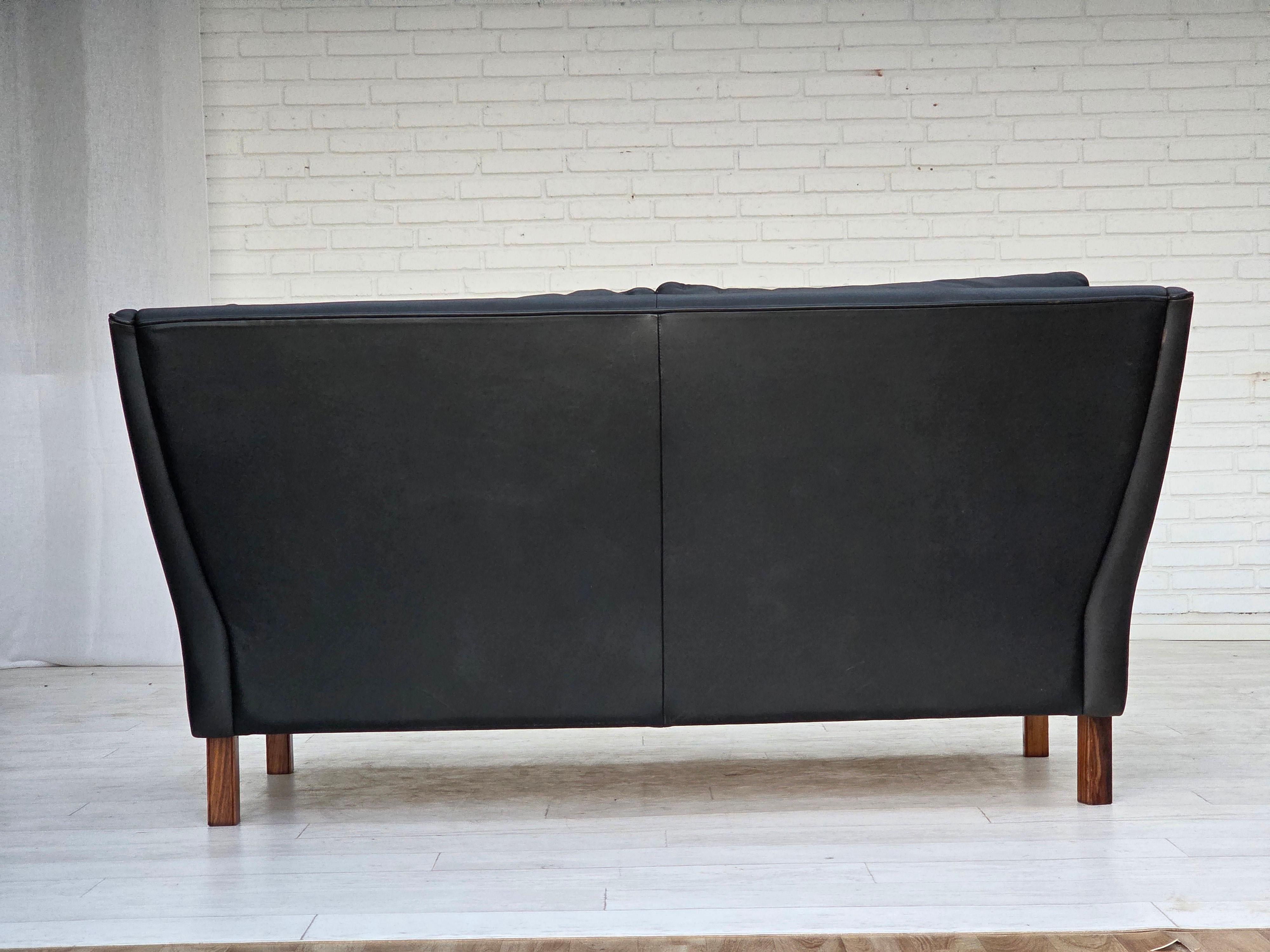 Anni '70, divano danese a 2 posti, pelle nera originale, gambe in legno di teak. in vendita 1