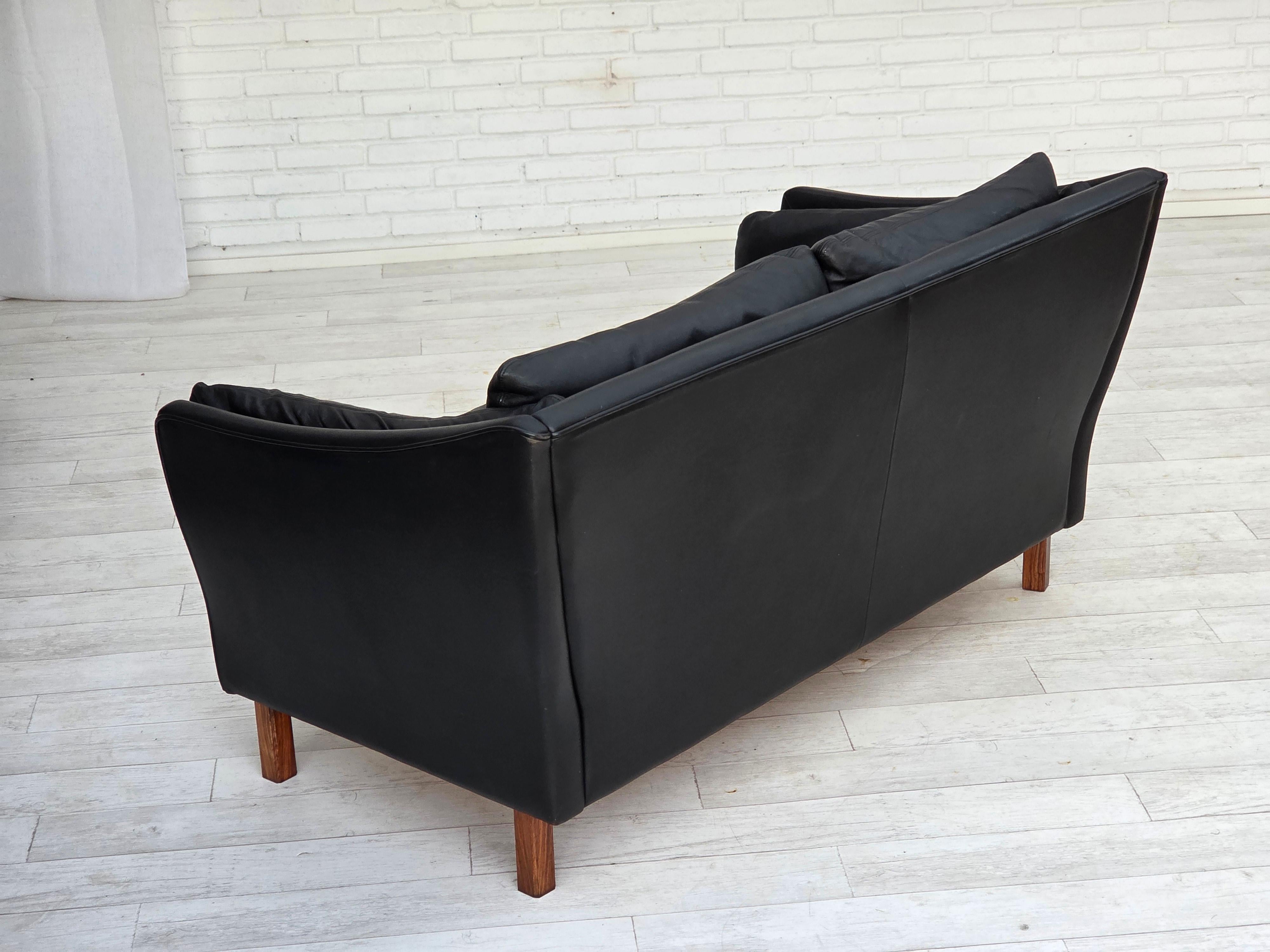 Anni '70, divano danese a 2 posti, pelle nera originale, gambe in legno di teak. in vendita 2