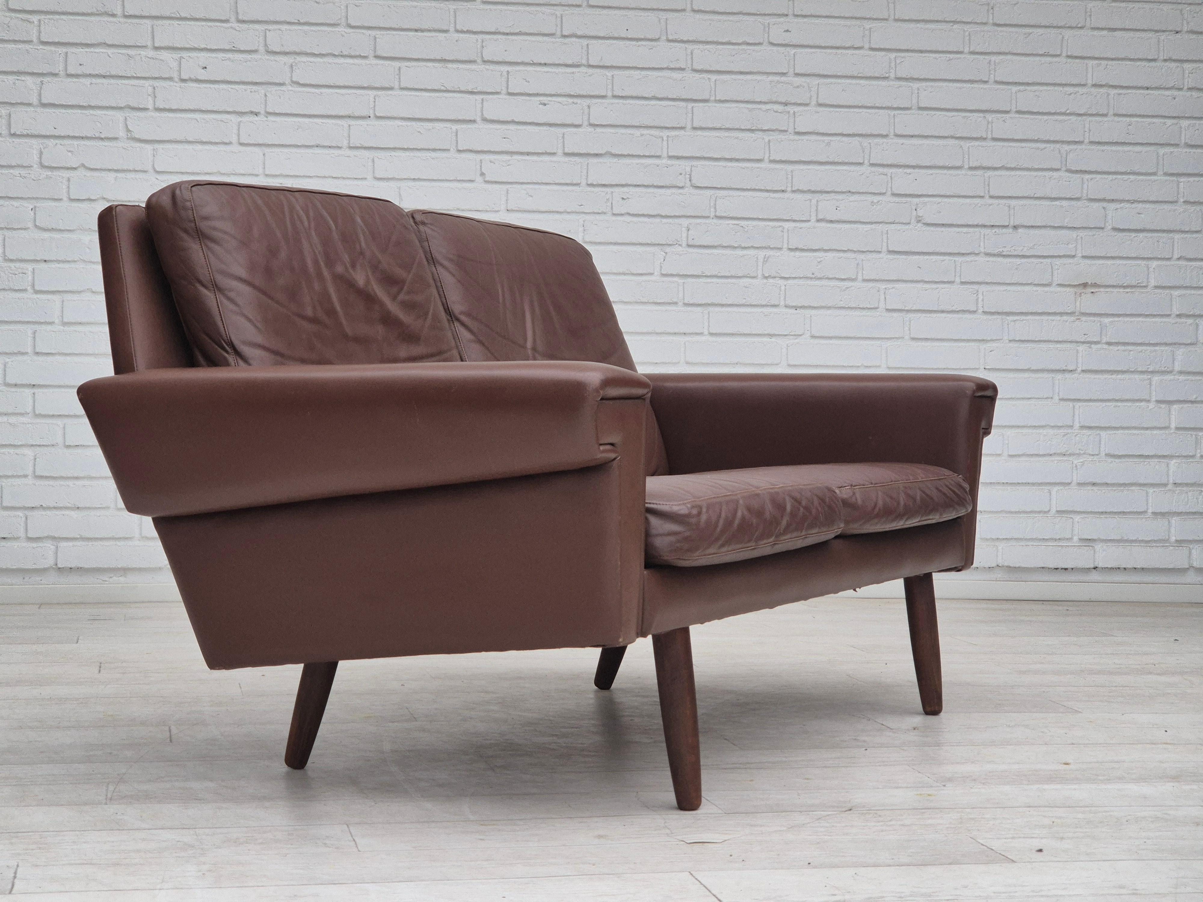 Años 70, sofá danés de 2 plazas, cuero marrón original. Escandinavo moderno en venta