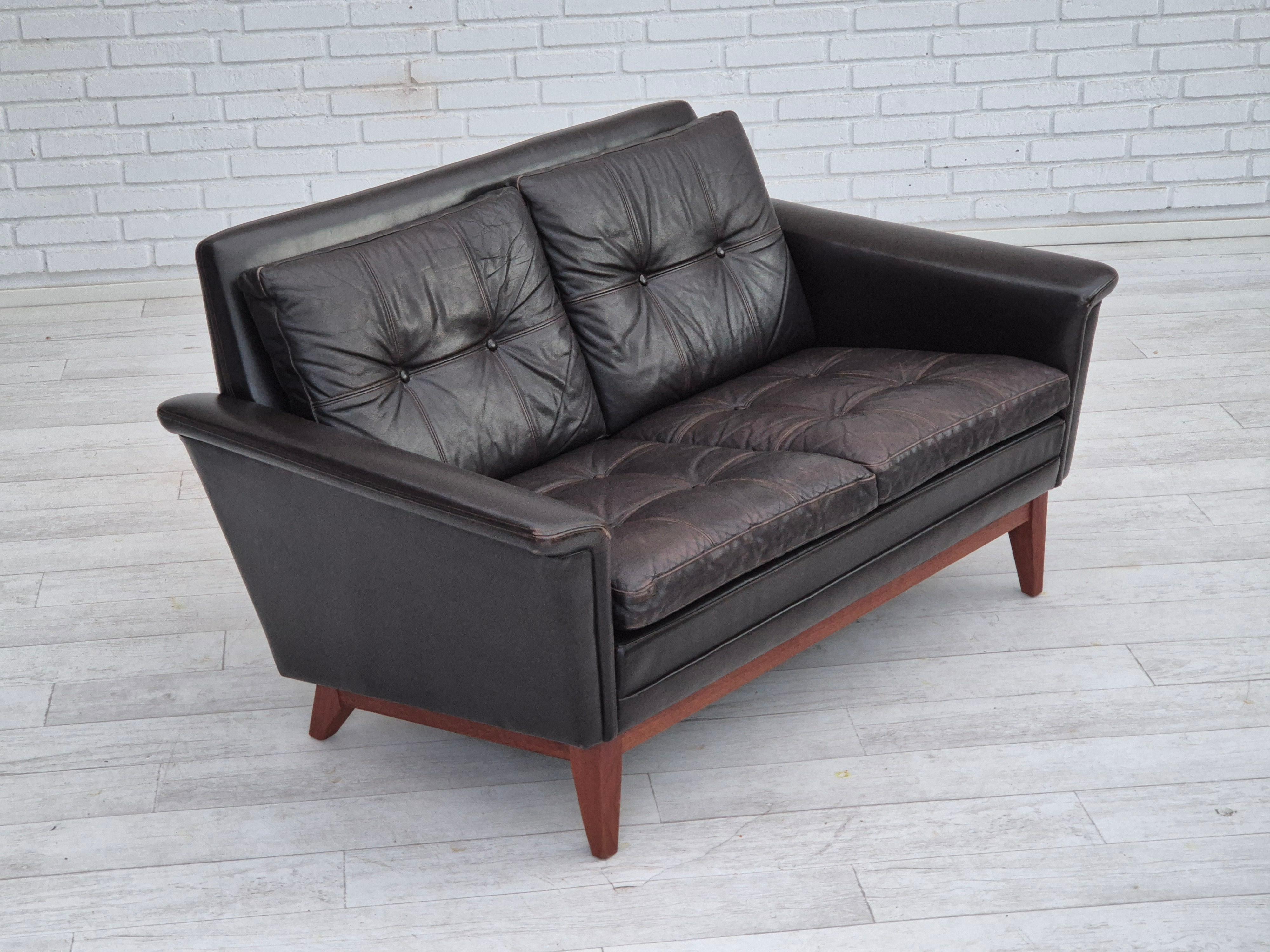Danois 1970, canapé danois à 2 places, état d'origine, meuble en cuir, bois de teck. en vente