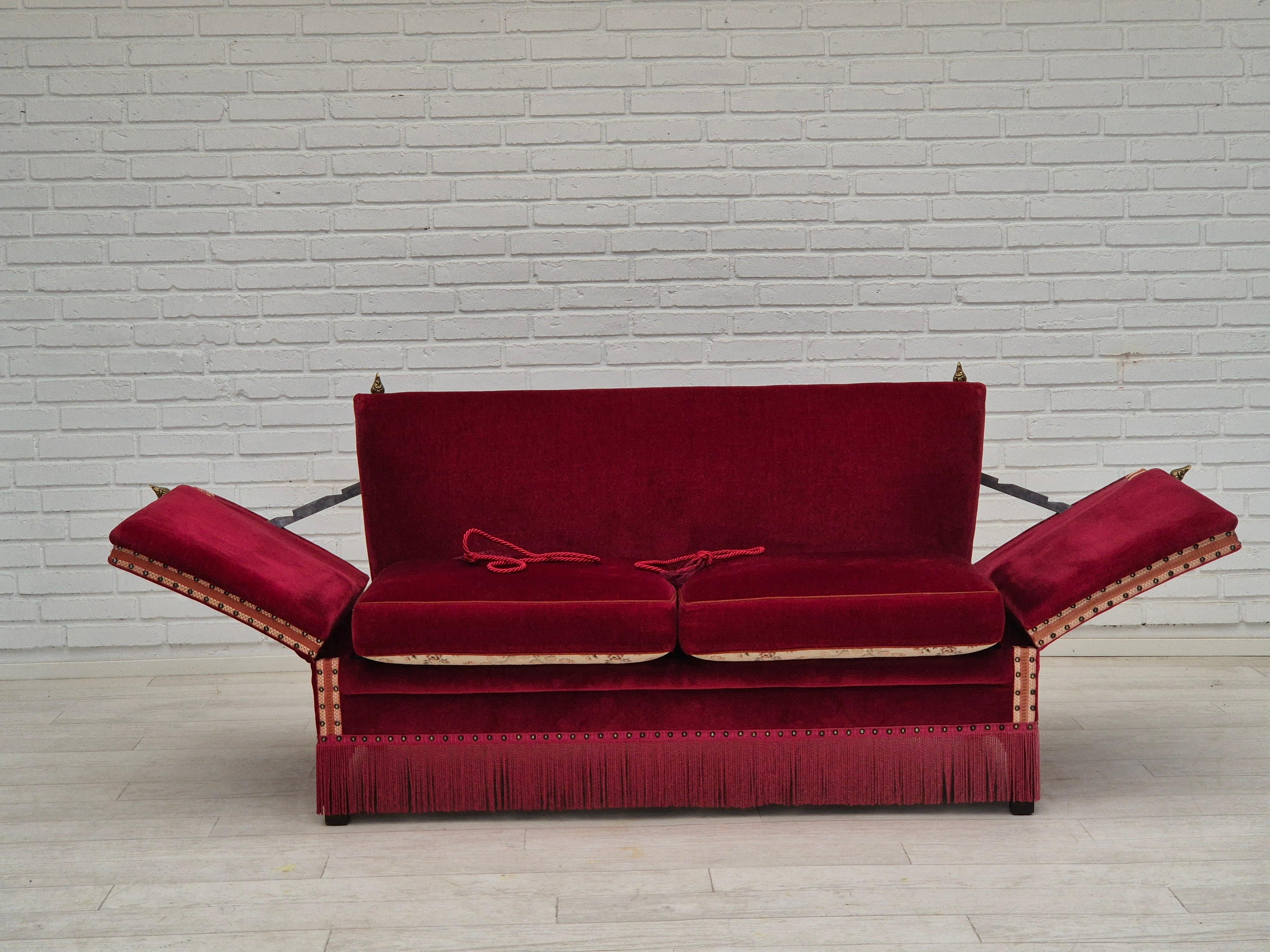 1970er, Dänisches 2-Sitzer-Sofa, Originalzustand, Möbel Velours, Eschenholz. (Mitte des 20. Jahrhunderts) im Angebot