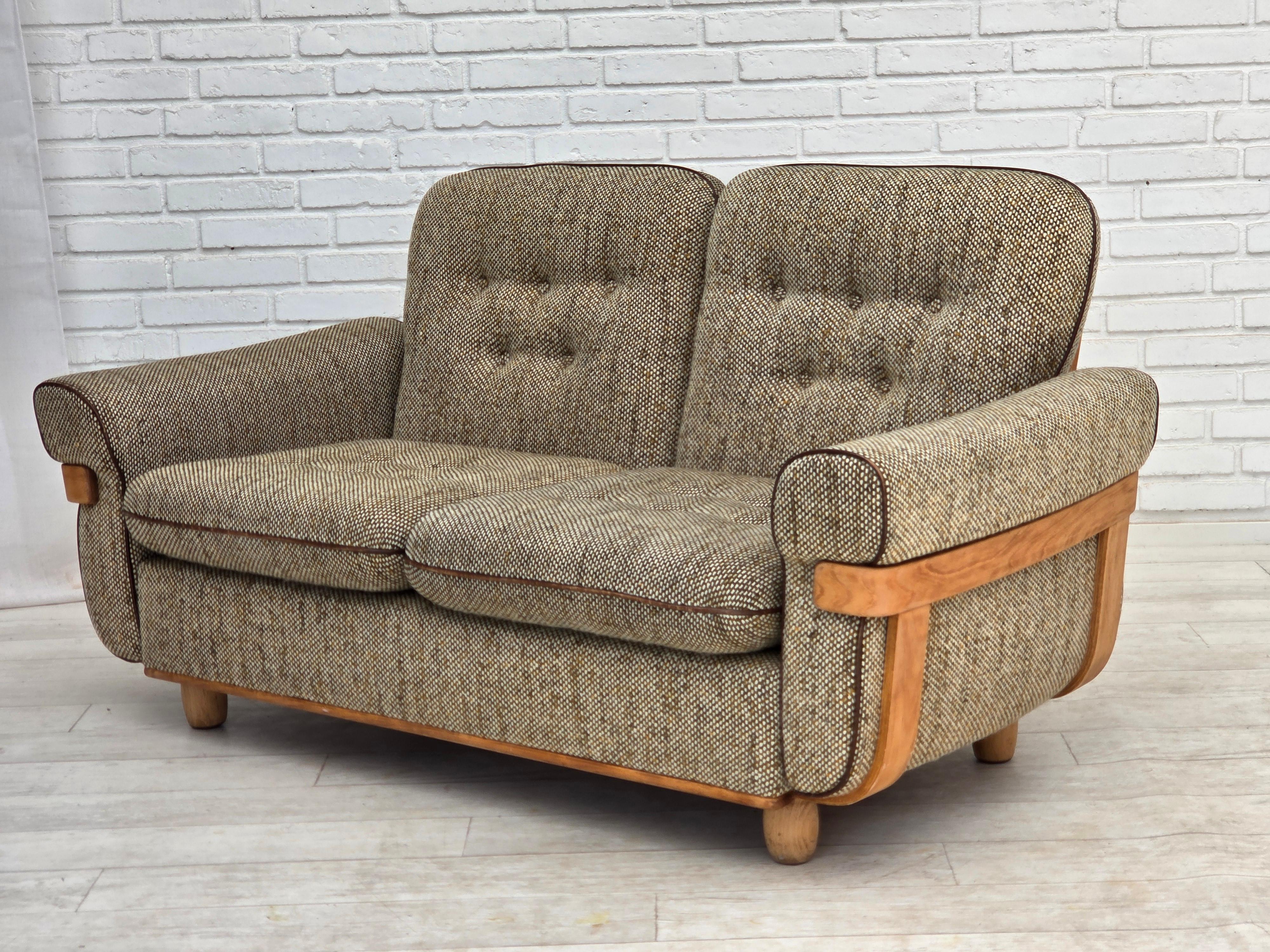 1970s, Danish 2-seater sofa, original condition, furniture wool, bentwood. For Sale 3
