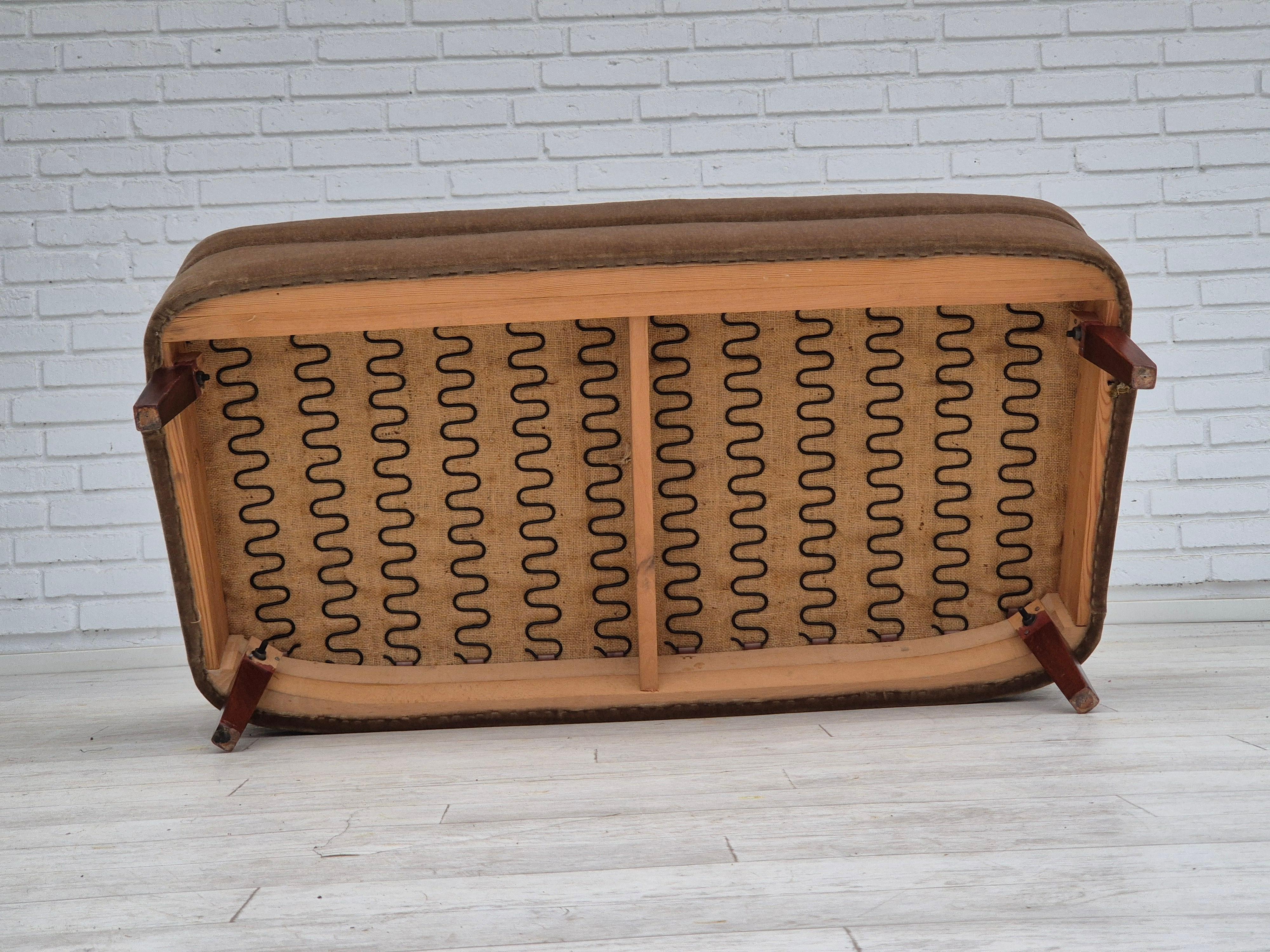 1970, canapé danois à 2 places, état d'origine, velours de meuble vert. en vente 3