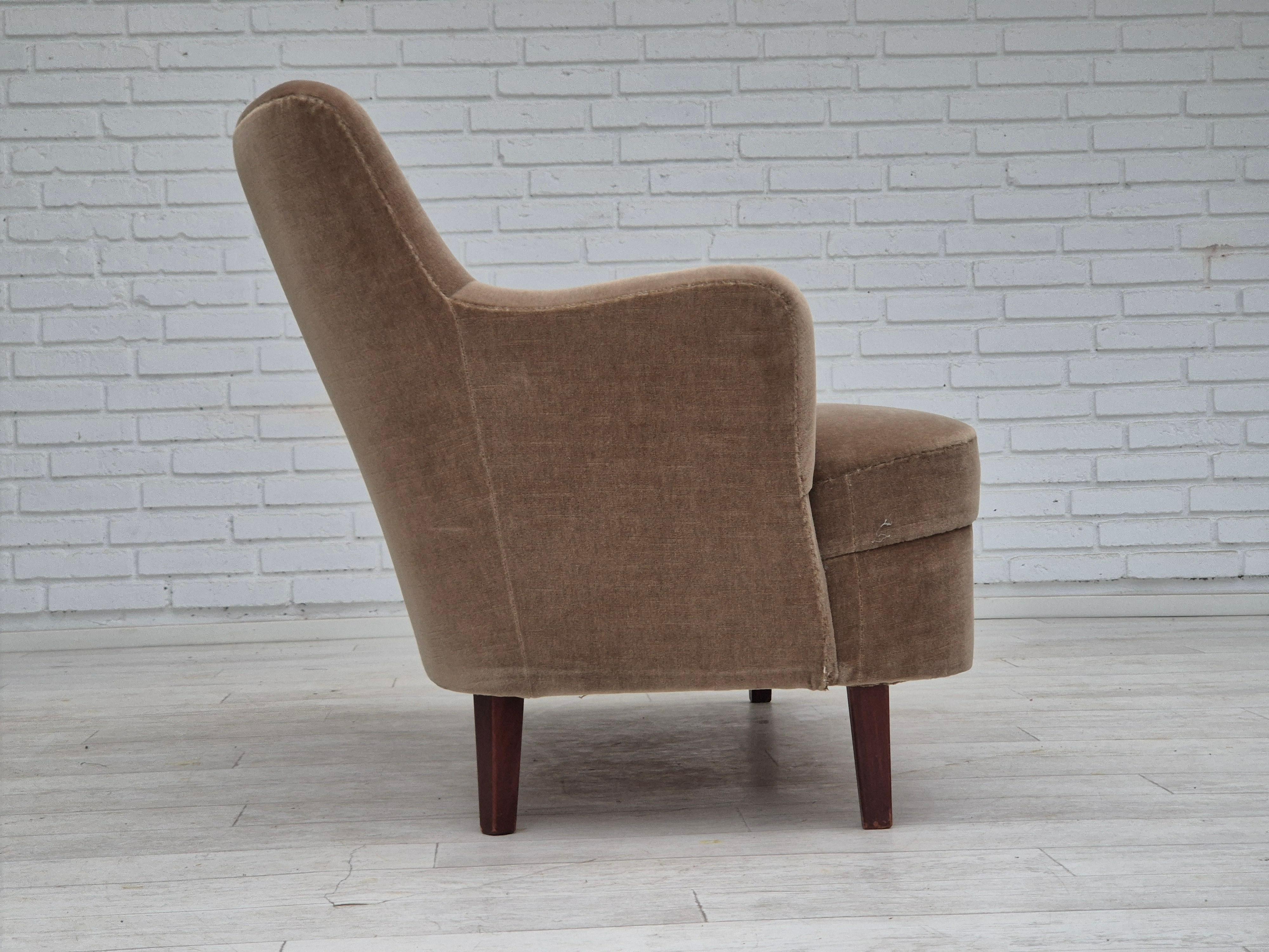 Danois 1970, canapé danois à 2 places, état d'origine, velours de meuble vert. en vente