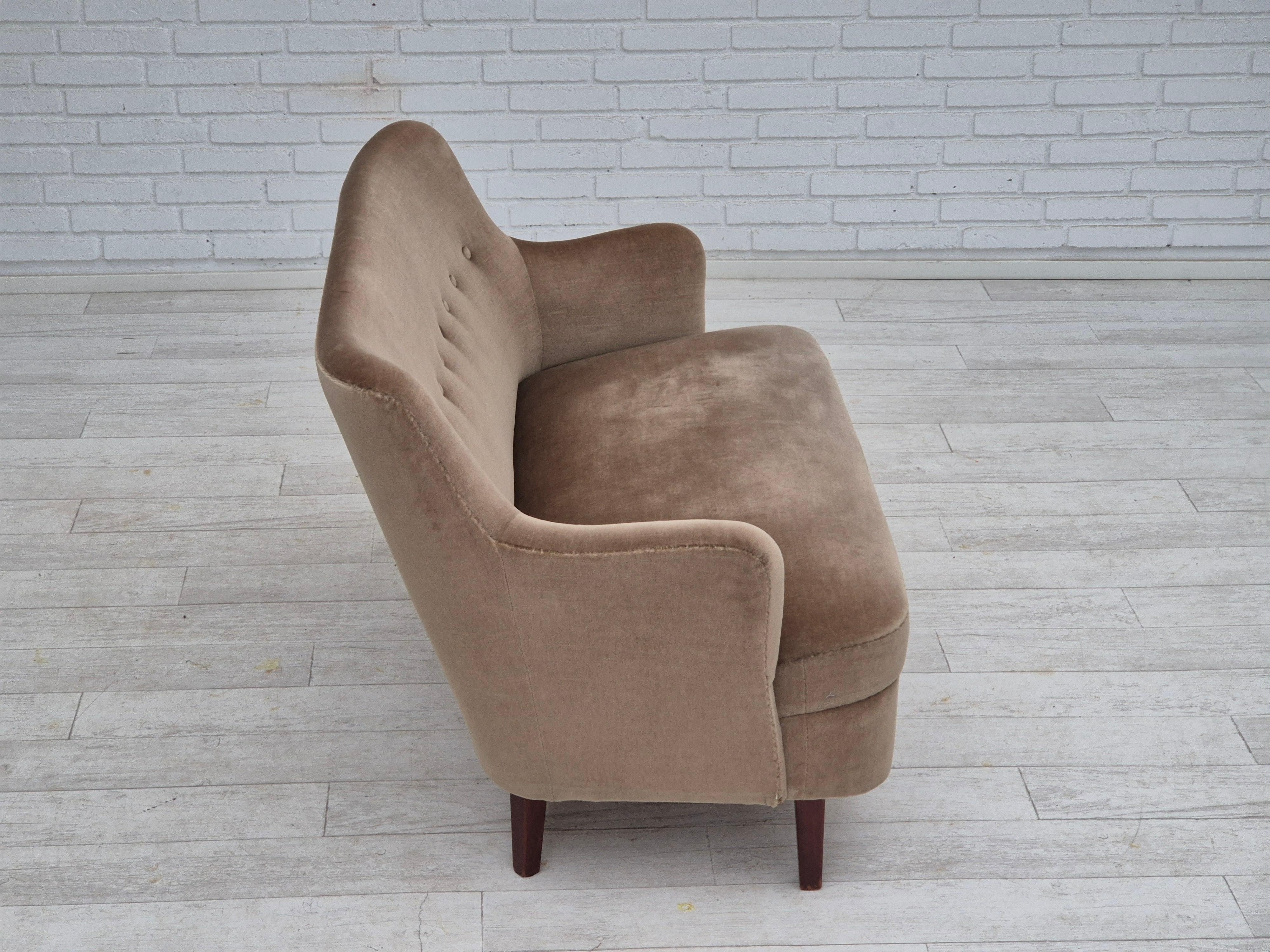 1970, canapé danois à 2 places, état d'origine, velours de meuble vert. Bon état - En vente à Tarm, 82